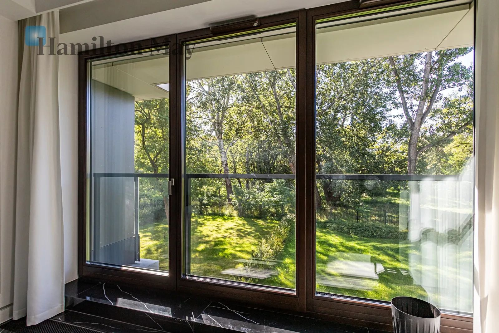 Elegant two-room apartment with a view of Skaryszewski Park - slider