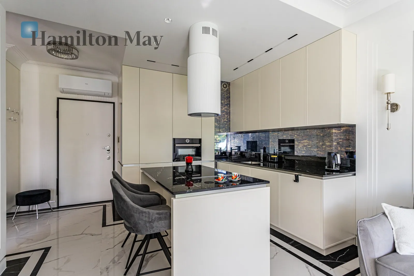 Elegant two-room apartment with a view of Skaryszewski Park - slider