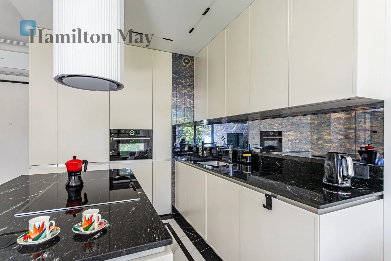 Elegant two-room apartment with a view of Skaryszewski Park - slider