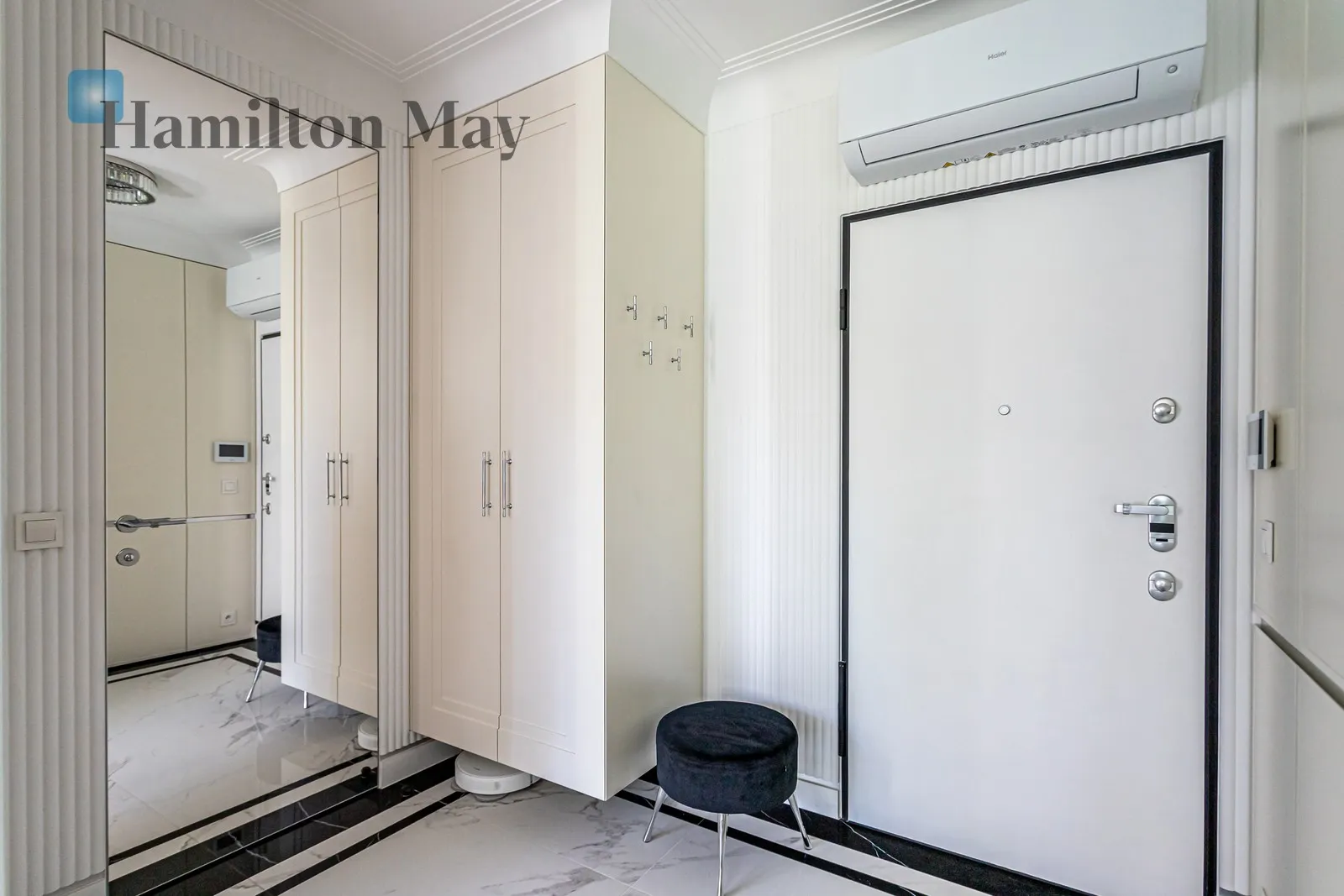 Elegant two-room apartment with a view of Skaryszewski Park - slider