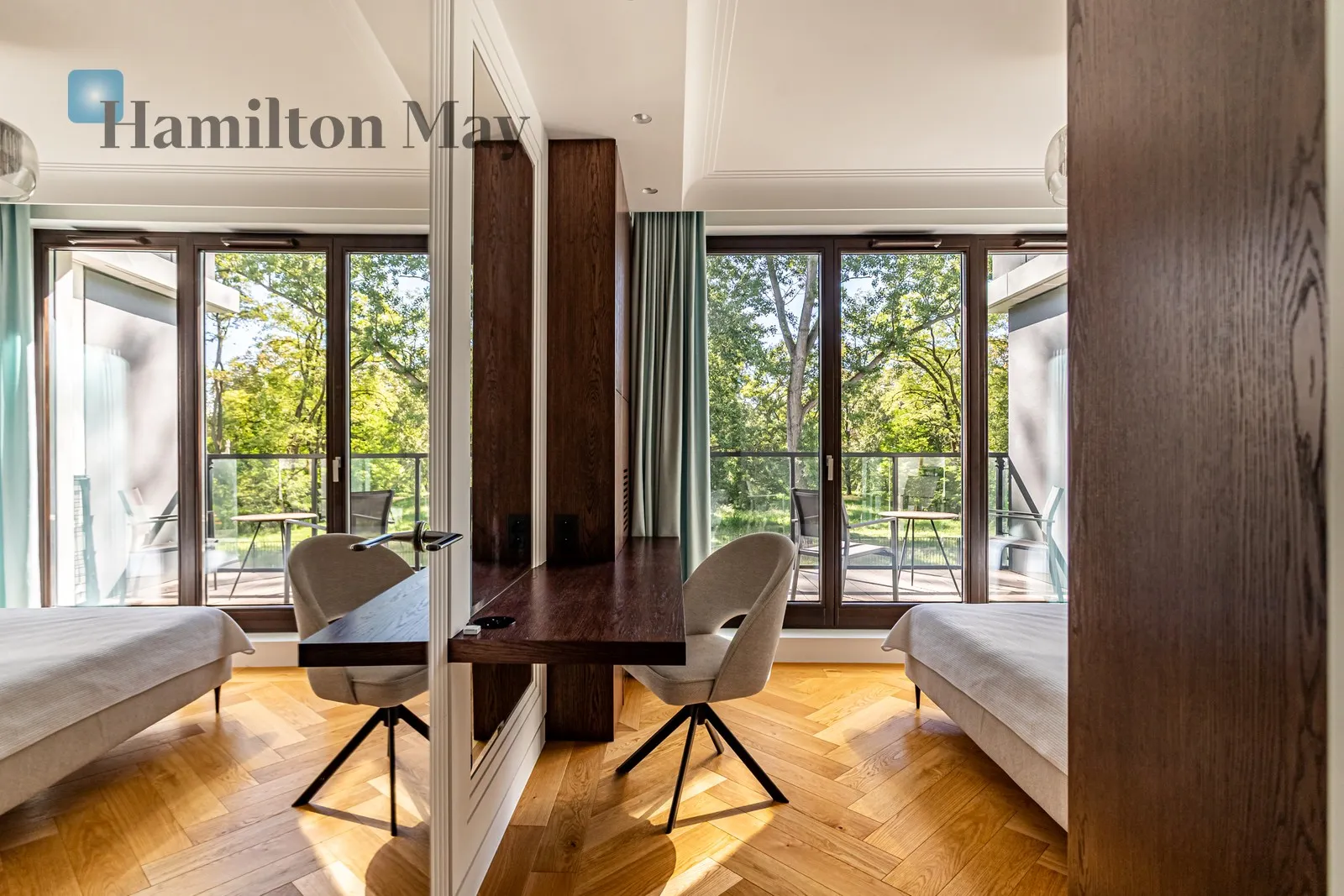 Elegant two-room apartment with a view of Skaryszewski Park - slider