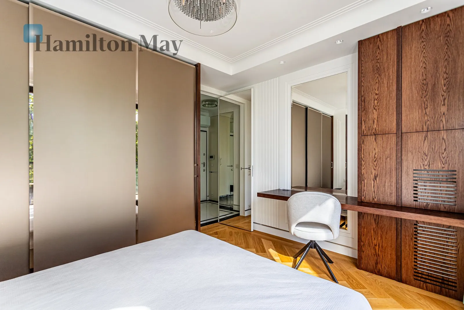 Elegant two-room apartment with a view of Skaryszewski Park - slider