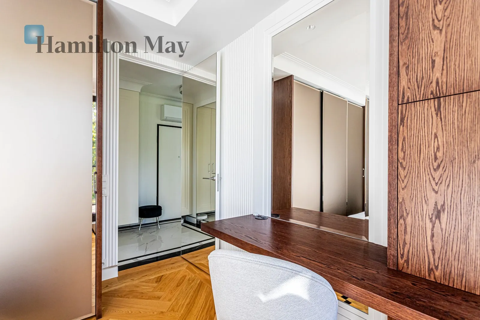 Elegant two-room apartment with a view of Skaryszewski Park - slider