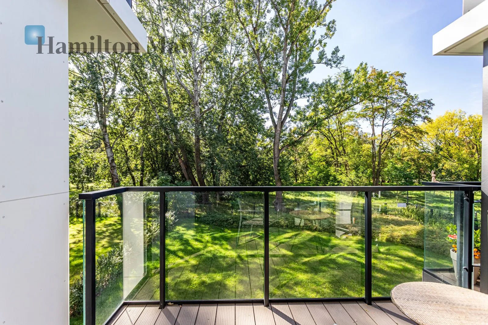 Elegant two-room apartment with a view of Skaryszewski Park - slider