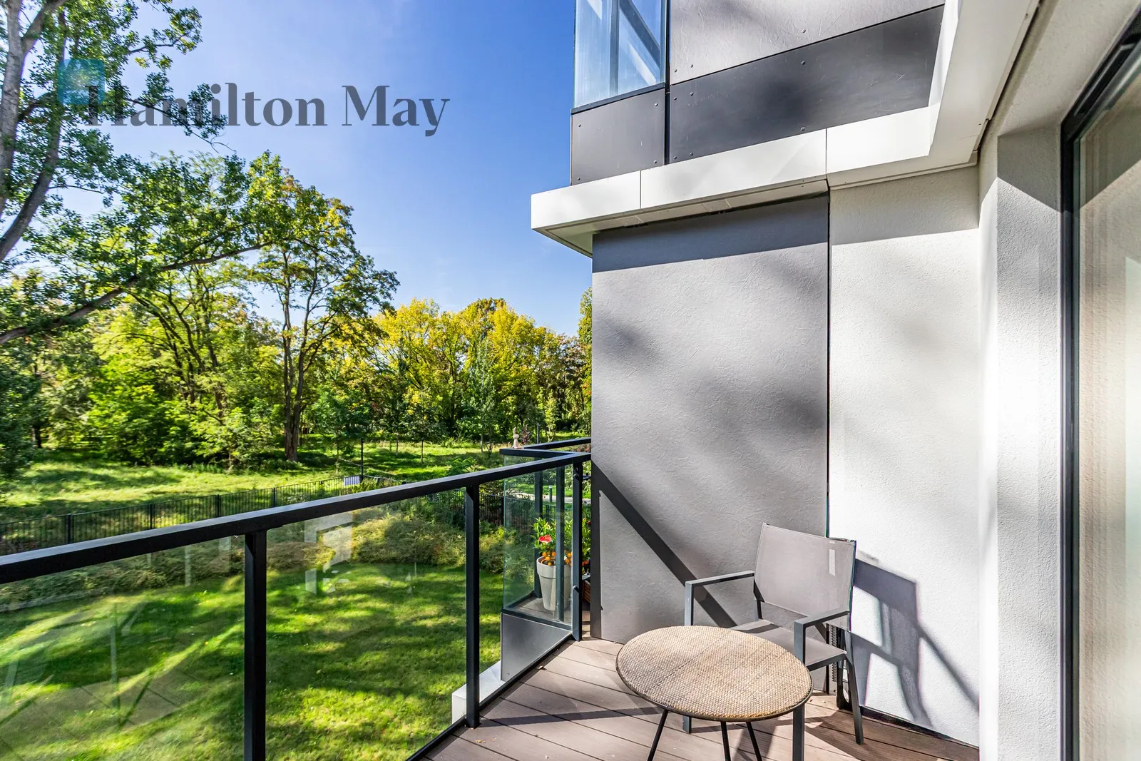 Elegant two-room apartment with a view of Skaryszewski Park - slider