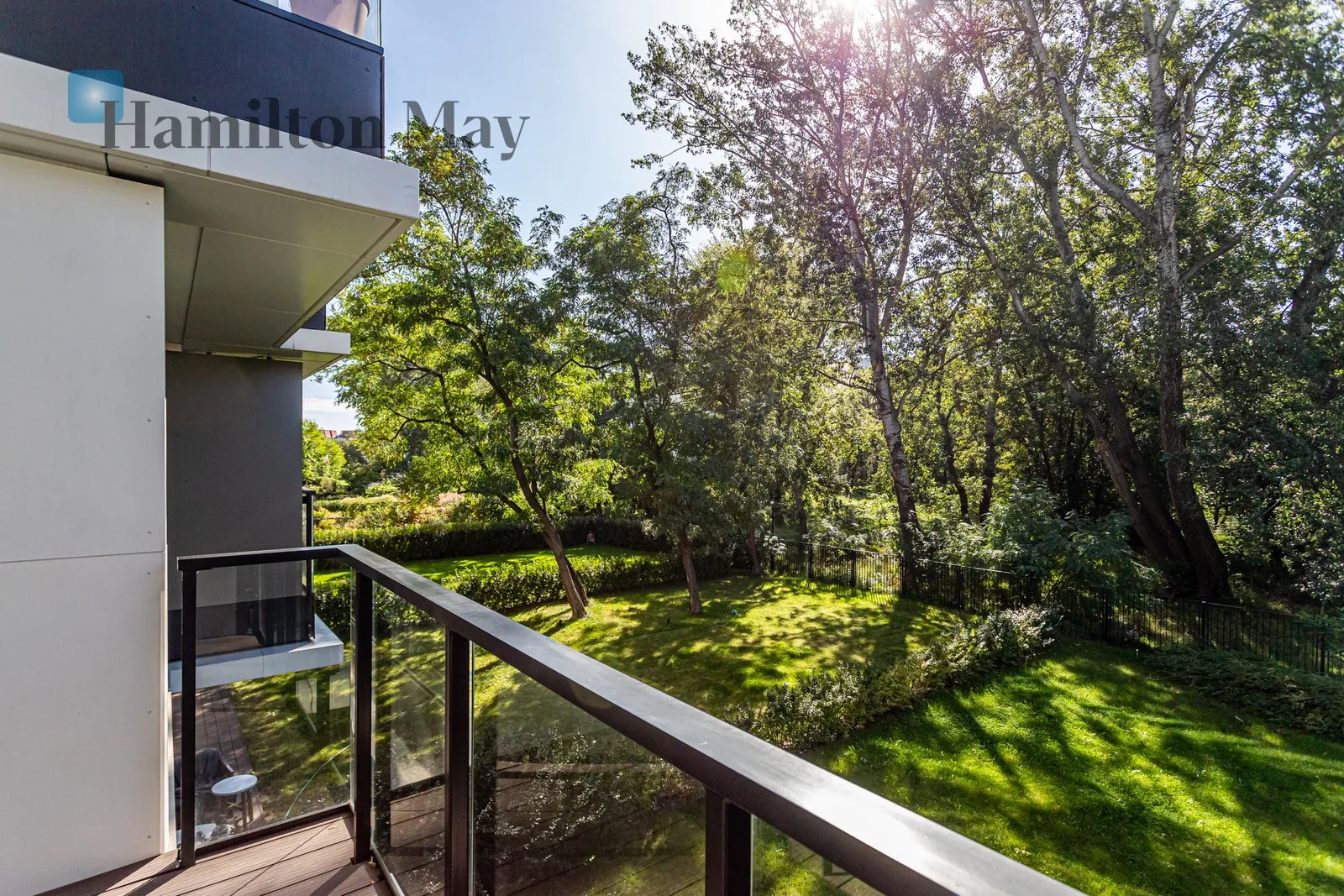 Elegant two-room apartment with a view of Skaryszewski Park - slider