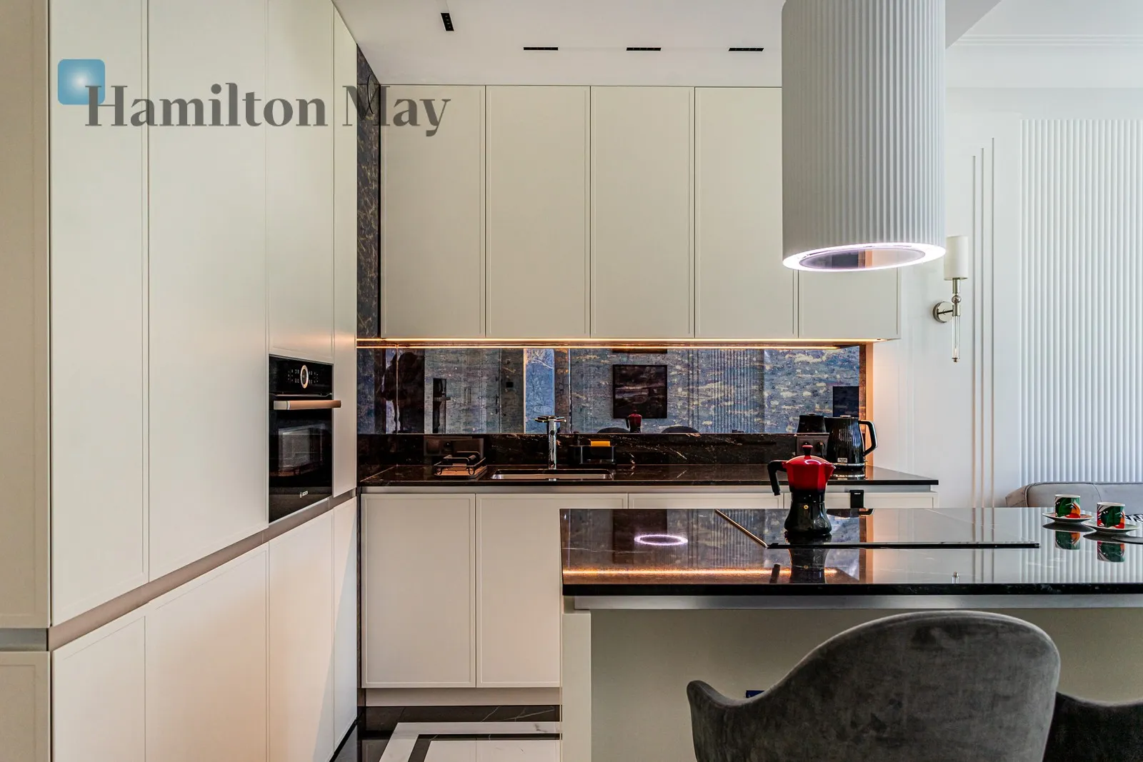 Elegant two-room apartment with a view of Skaryszewski Park - slider