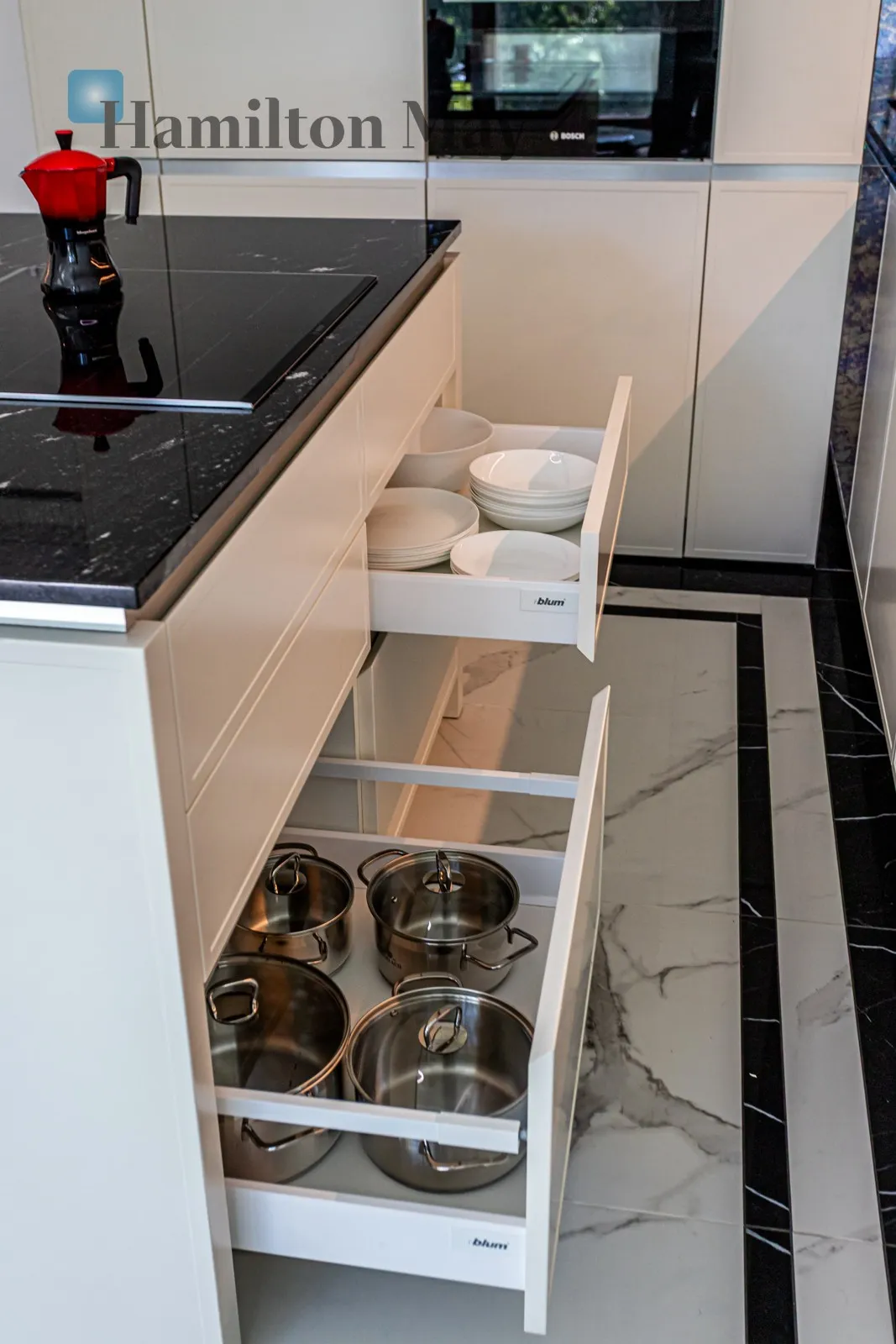 Elegant two-room apartment with a view of Skaryszewski Park - slider