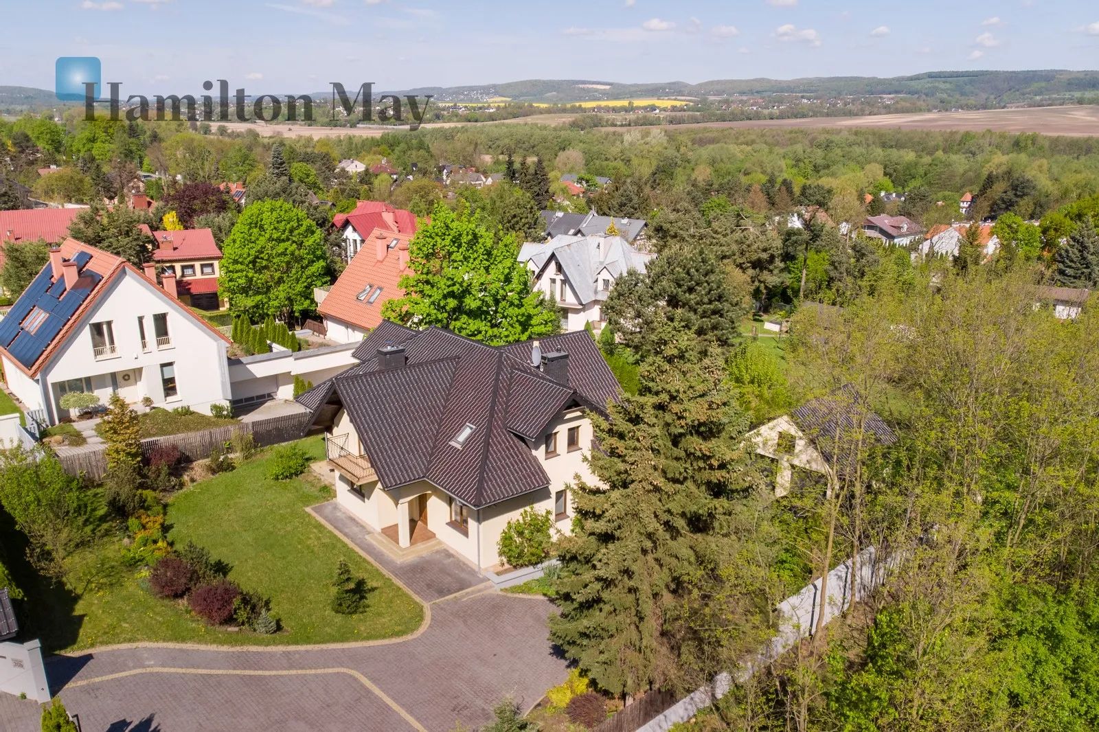 City: Zabierzów Street: Konwaliowa Region: Zabierzów Price: 2250000 PLN Bedrooms: 4 Bathrooms: 2 Plot size: 1400m2 Price/m2: 9375 PLN - slider