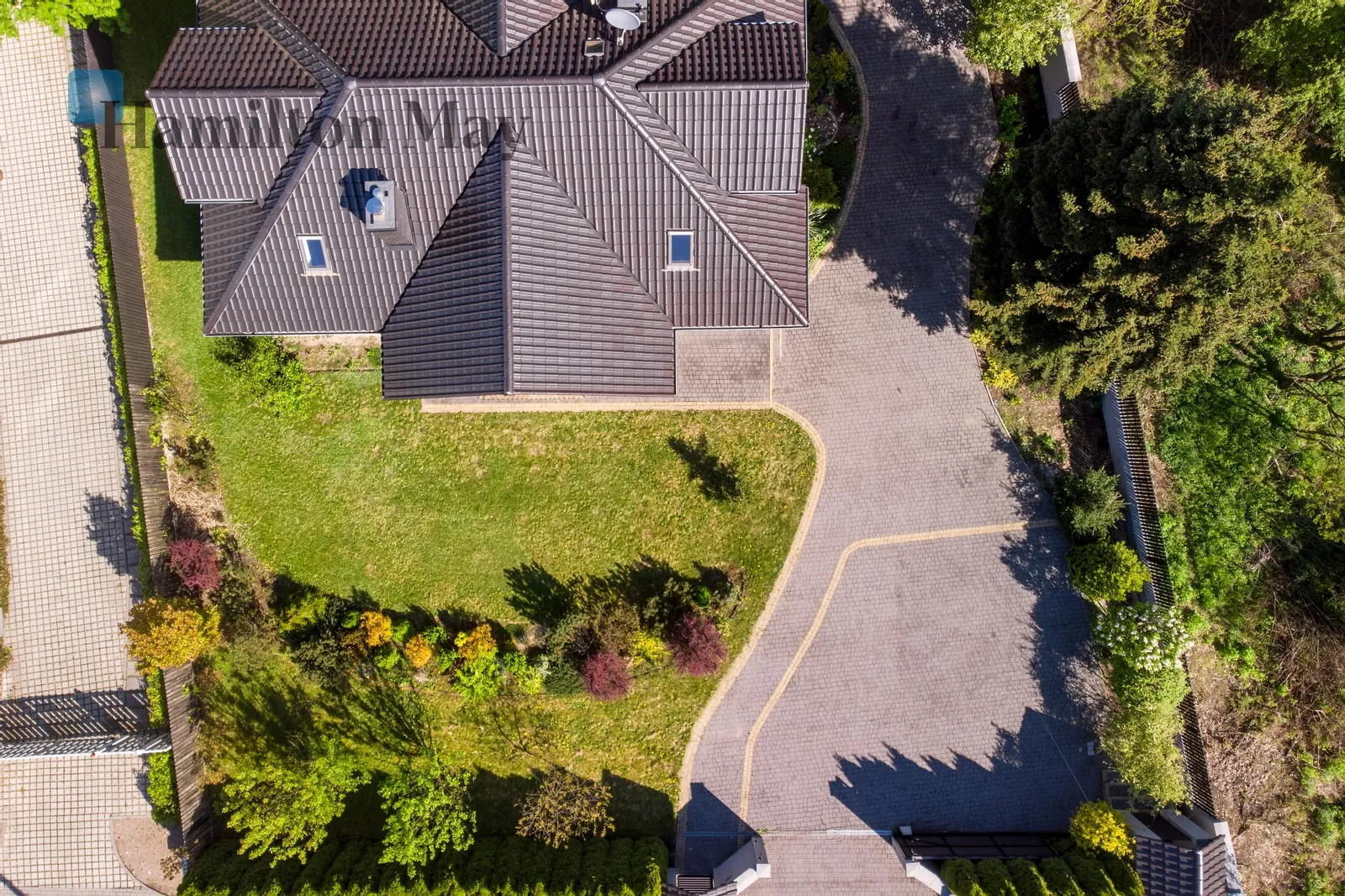 Atrakcyjny 240 metrowy dom na dużej działce z garażem pod lasem Zabierzowskim - slider