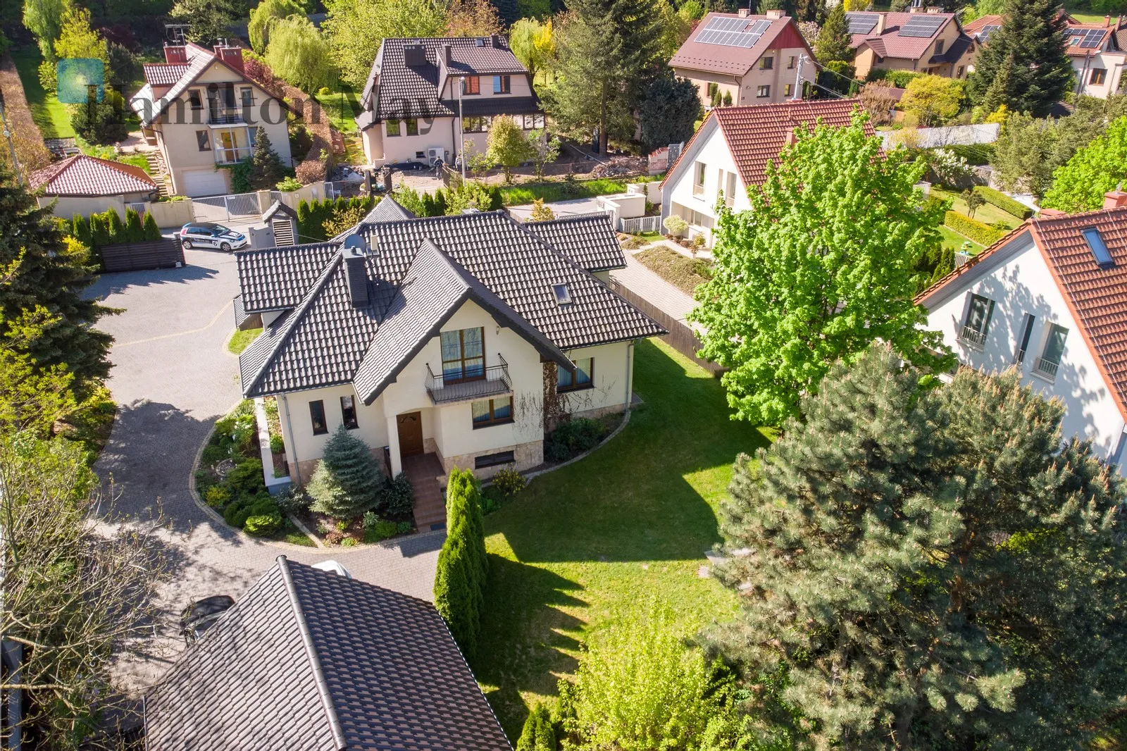 Atrakcyjny 240 metrowy dom na dużej działce z garażem pod lasem Zabierzowskim - slider