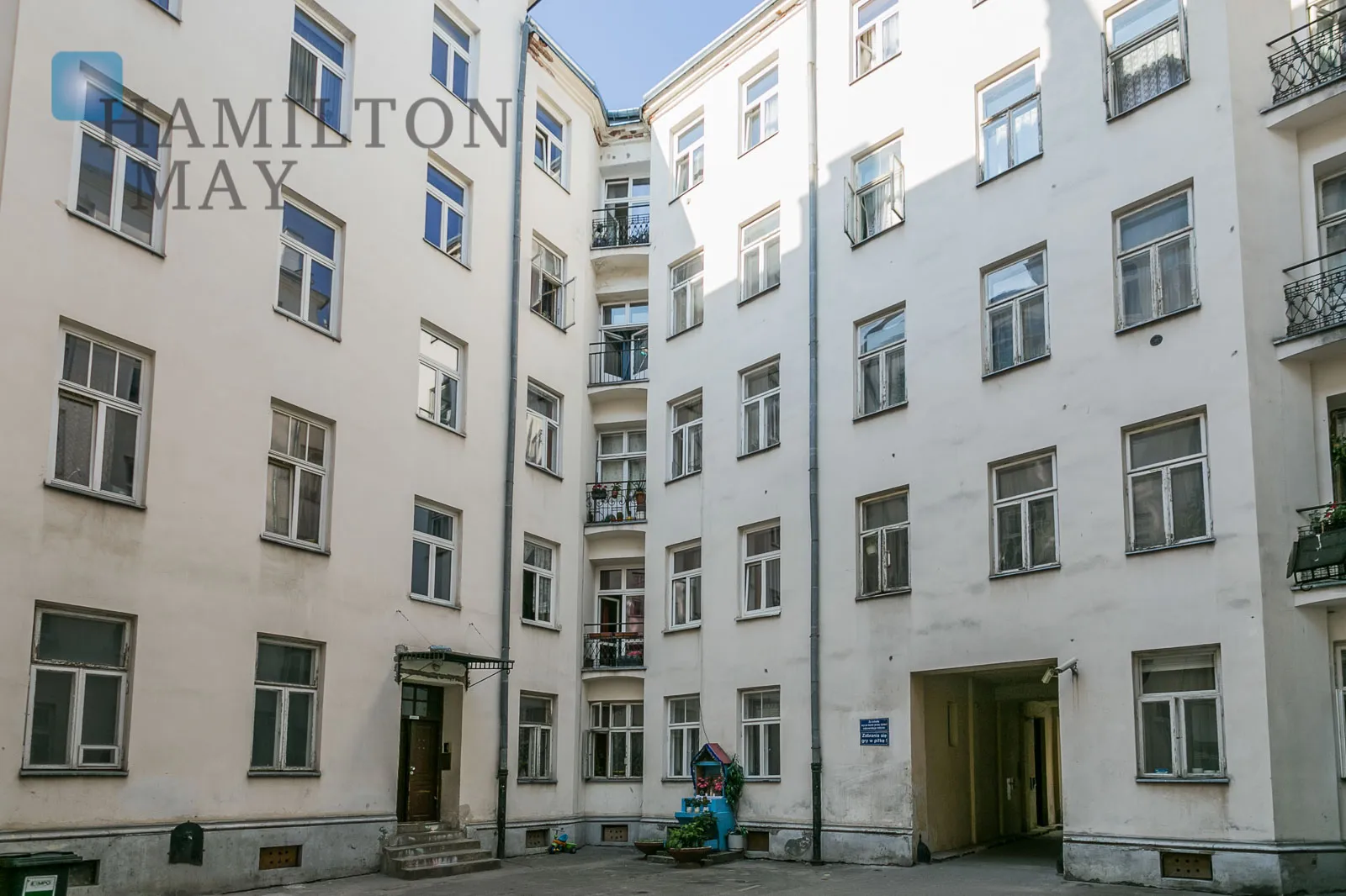 A cozy apartment in a pre-war tenement house in the city center - slider