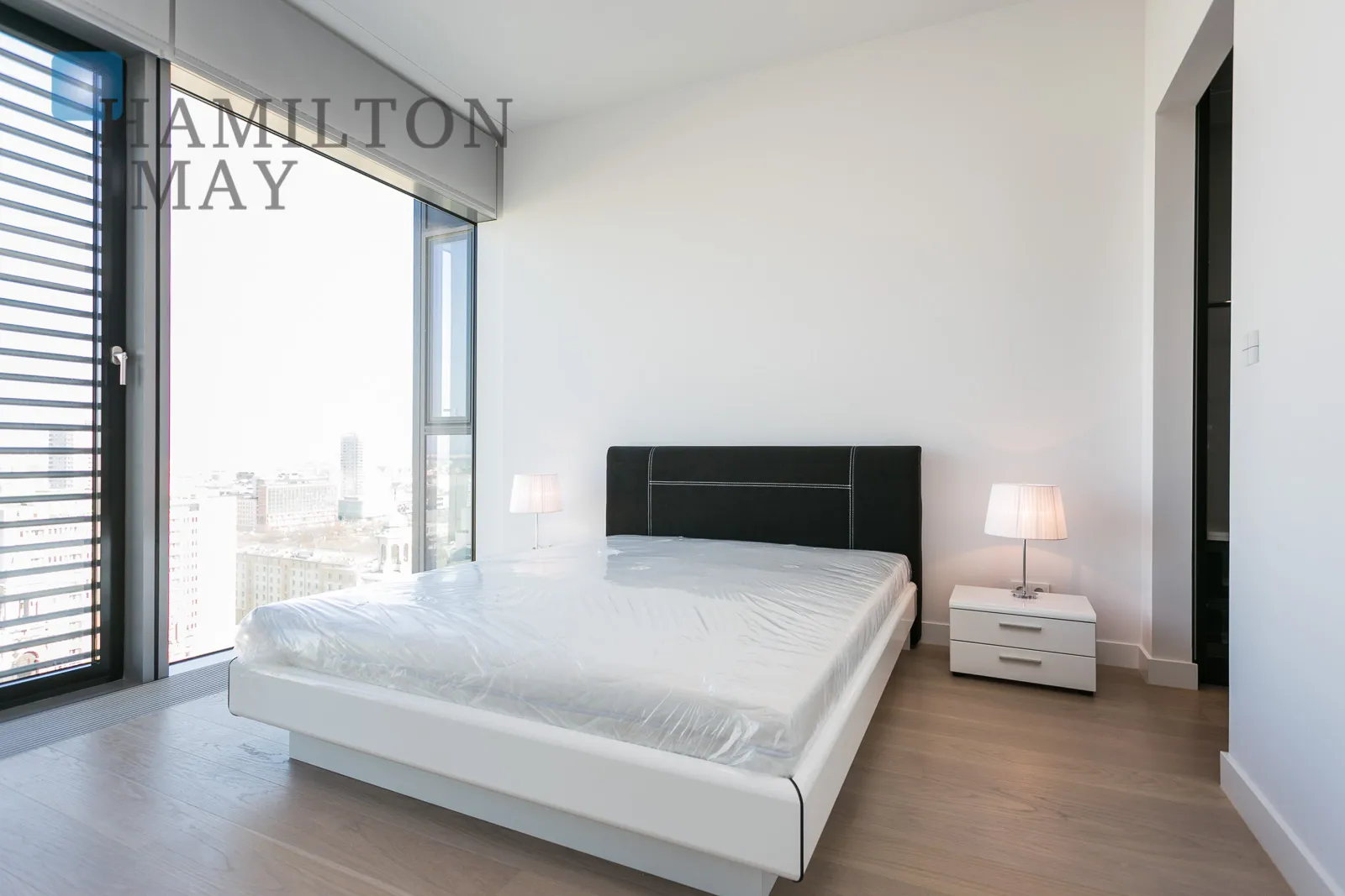 Dwupokojowy apartament w Cosmopolitan Tower z widokiem na pl. Grzybowski - slider