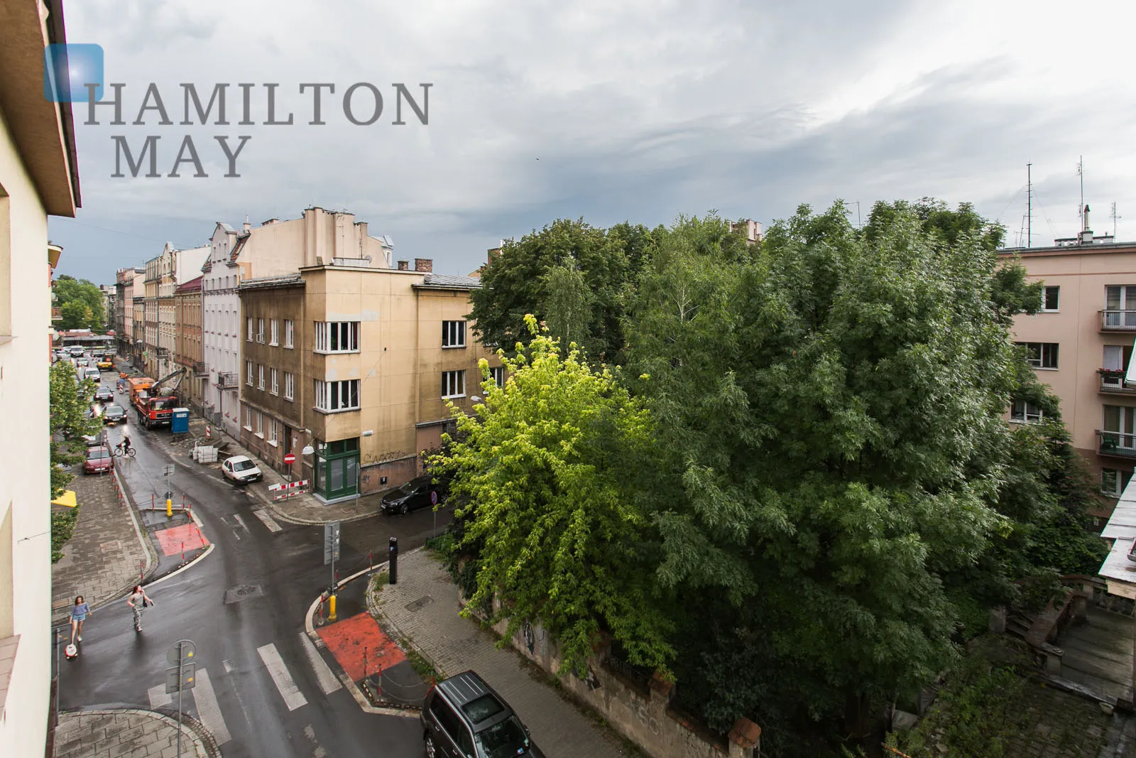 Air-conditioned apartment with a large balcony near Błonia and the Old Town - slider