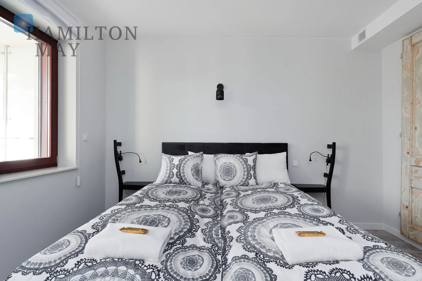 A modern apartment with a terrace in the prestigious Ludwinów development on the Vistula Boulevards - slider