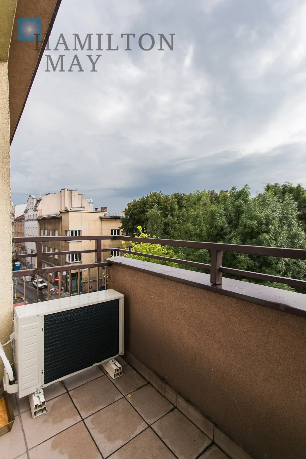 Air-conditioned apartment with a large balcony near Błonia and the Old Town - slider