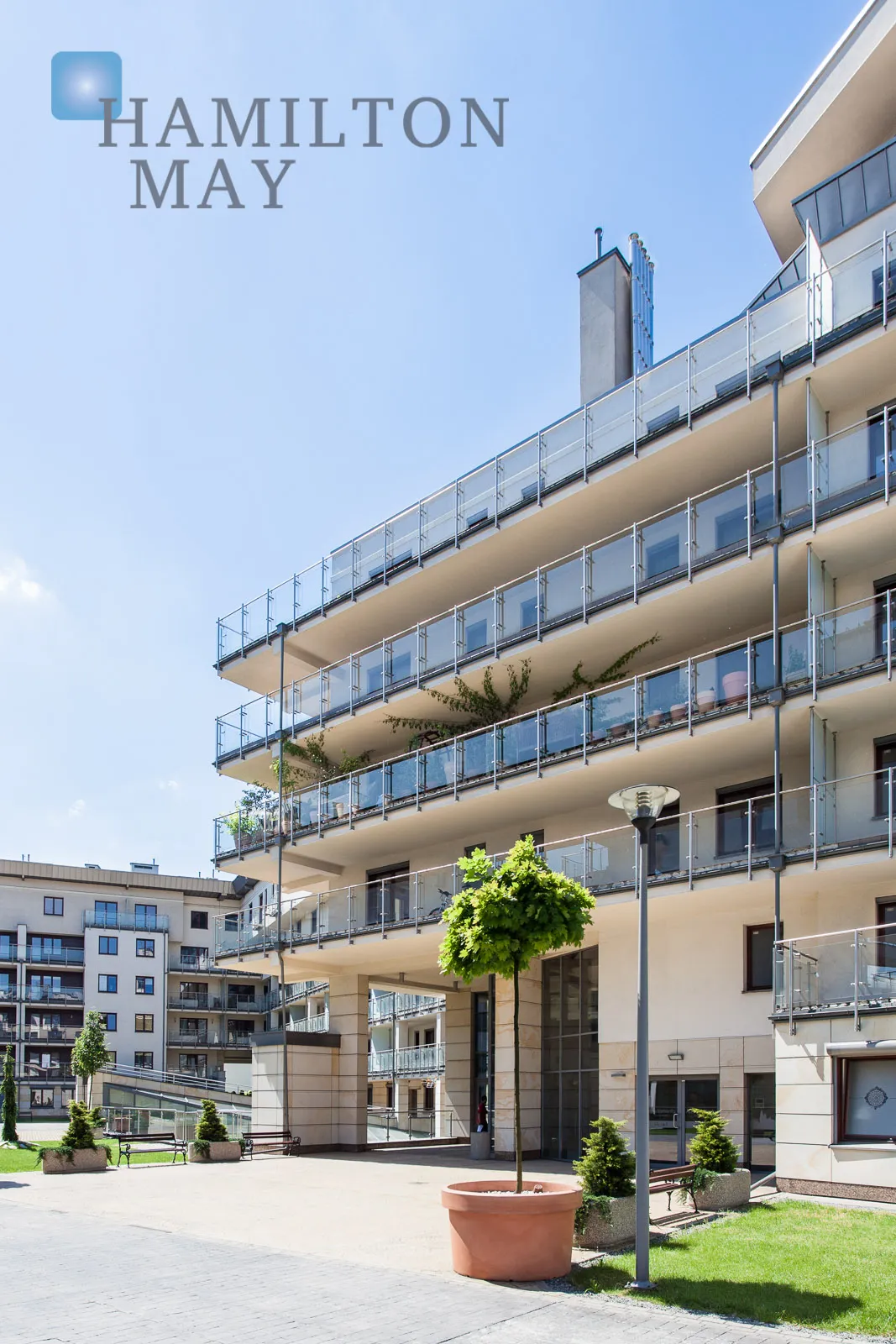 A spacious apartment with a garden by the Vistula River - slider