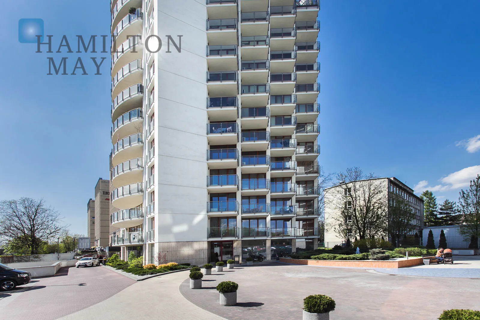 Eleganckie mieszkanie z balkonem i miejscem garażowym - slider