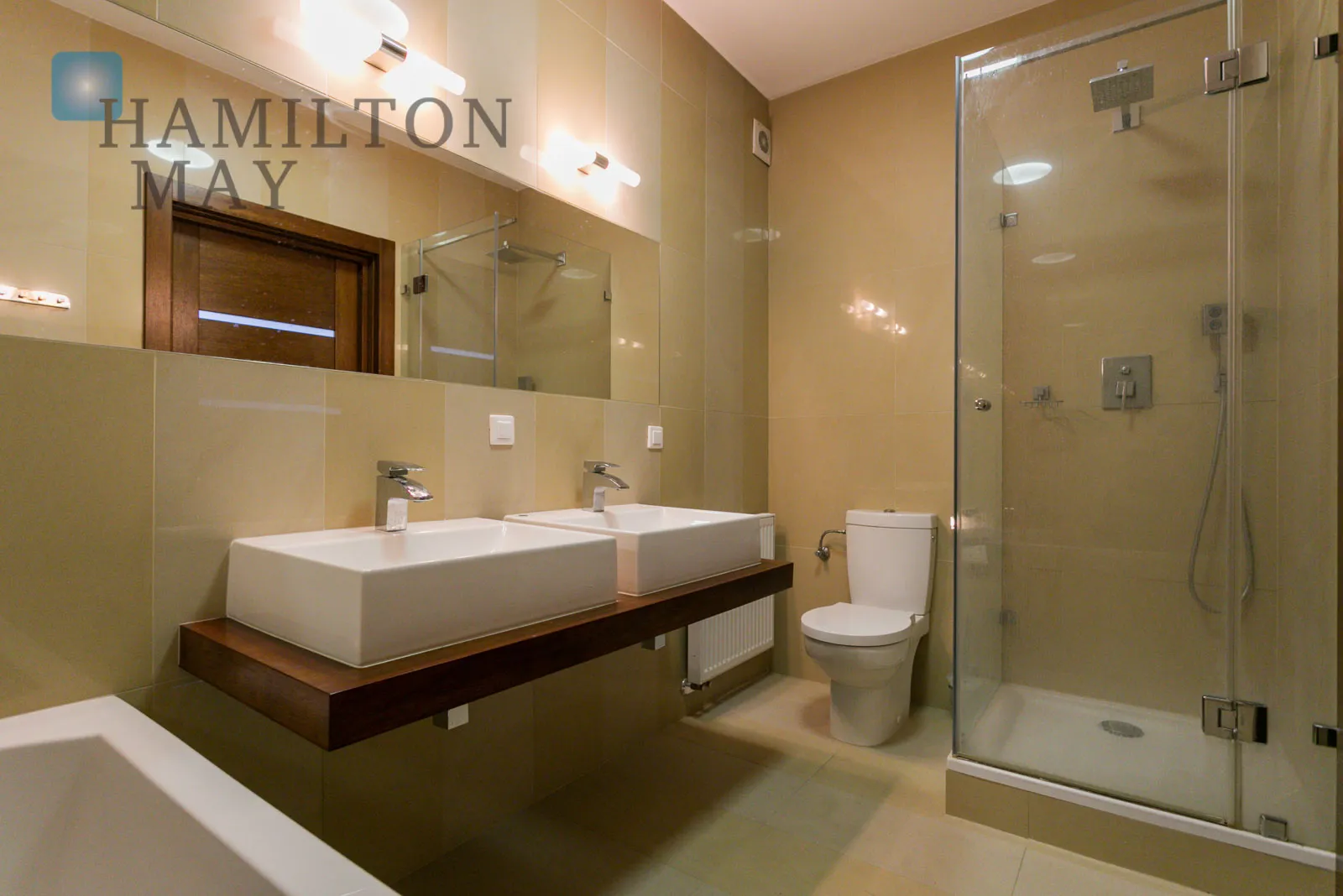 Distance to centre: 15.15 km Level: -9 Price: 5500000 PLN Bedrooms: 5 Bathrooms: 4 - slider