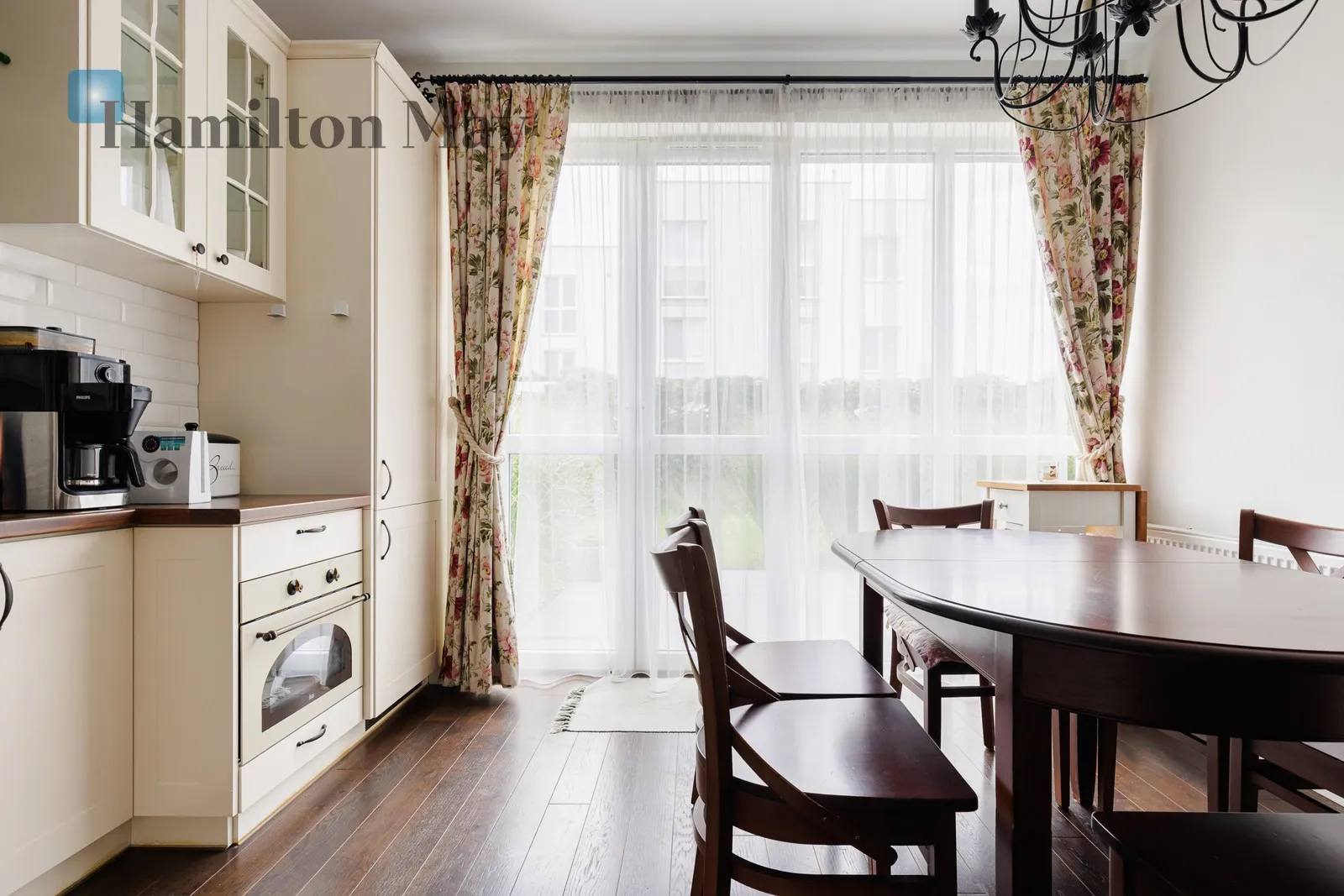 Street: Jara Region: Wilanów Subregion: Zawady Distance to centre: 9.24 km Price: 7000 PLN Bedrooms: 3 Bathrooms: 1 - slider