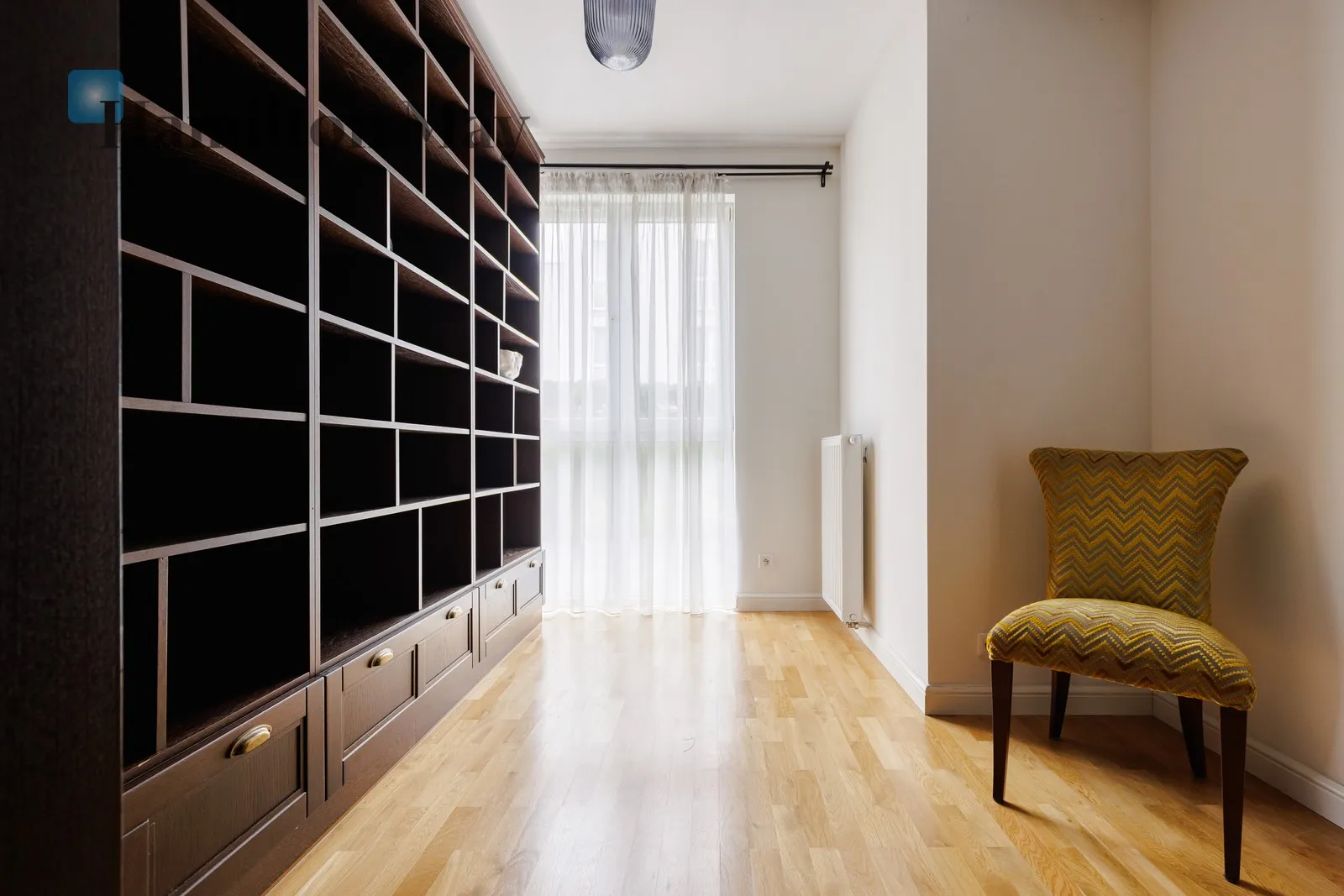 Region: Wilanów Subregion: Zawady Distance to centre: 9.24 km Price: 7000 PLN Bedrooms: 3 Bathrooms: 1 - slider