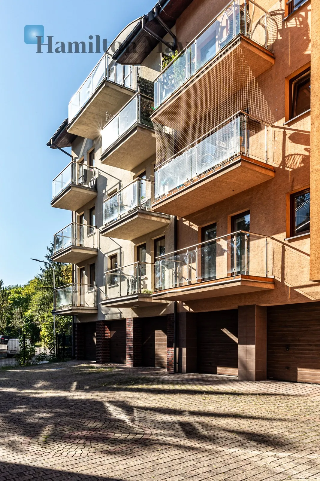 Distance to centre: 4.21 km Level: 1 Price: 3900 PLN Bedrooms: 2 - slider