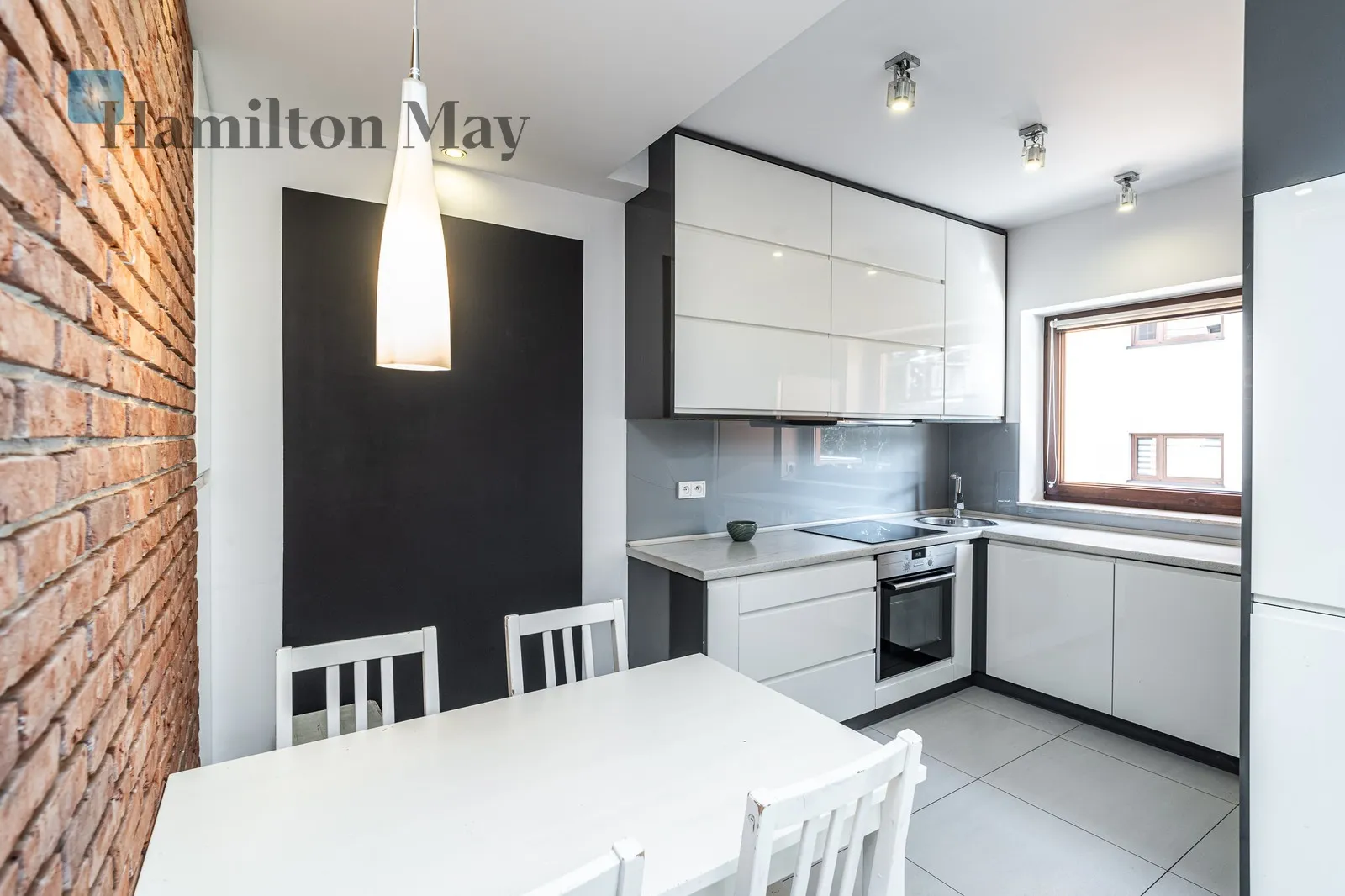 City: Kraków Street: Wiktora Heltmana Region: Podgórze Distance to centre: 4.21 km Level: 1 Price: 3900 PLN Bedrooms: 2 Bathrooms: 1 - slider