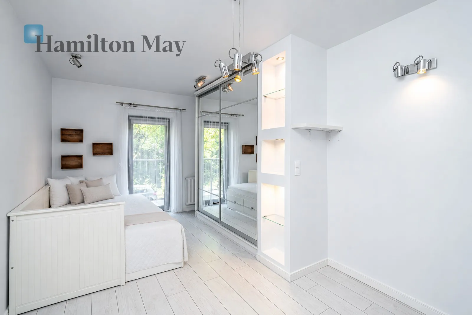 Street: Wiktora Heltmana Region: Podgórze Distance to centre: 4.21 km Level: 1 Price: 3900 PLN Bedrooms: 2 Bathrooms: 1 - slider
