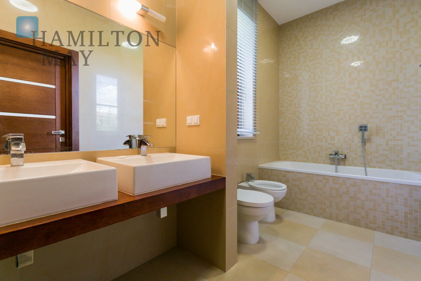 Distance to centre: 15.15 km Level: -9 Price: 5500000 PLN Bedrooms: 5 Bathrooms: 4 Plot size: 1100m2 Price/m2: 13750 PLN - slider