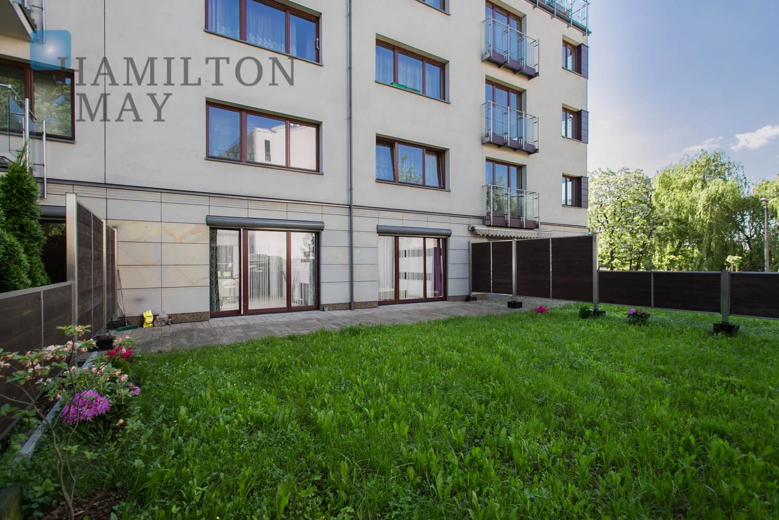 A spacious apartment with a garden by the Vistula River - slider