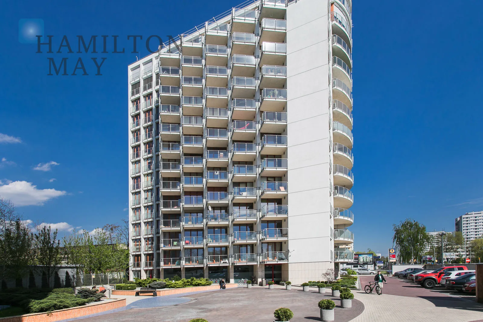 Eleganckie mieszkanie z balkonem i miejscem garażowym - slider