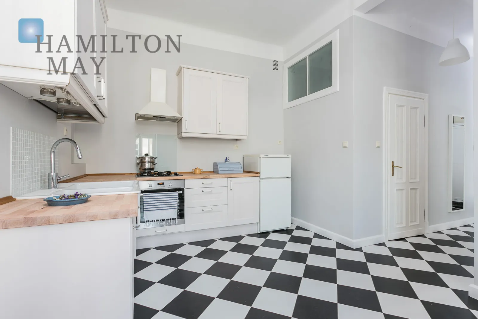 A cozy apartment in a pre-war tenement house in the city center - slider