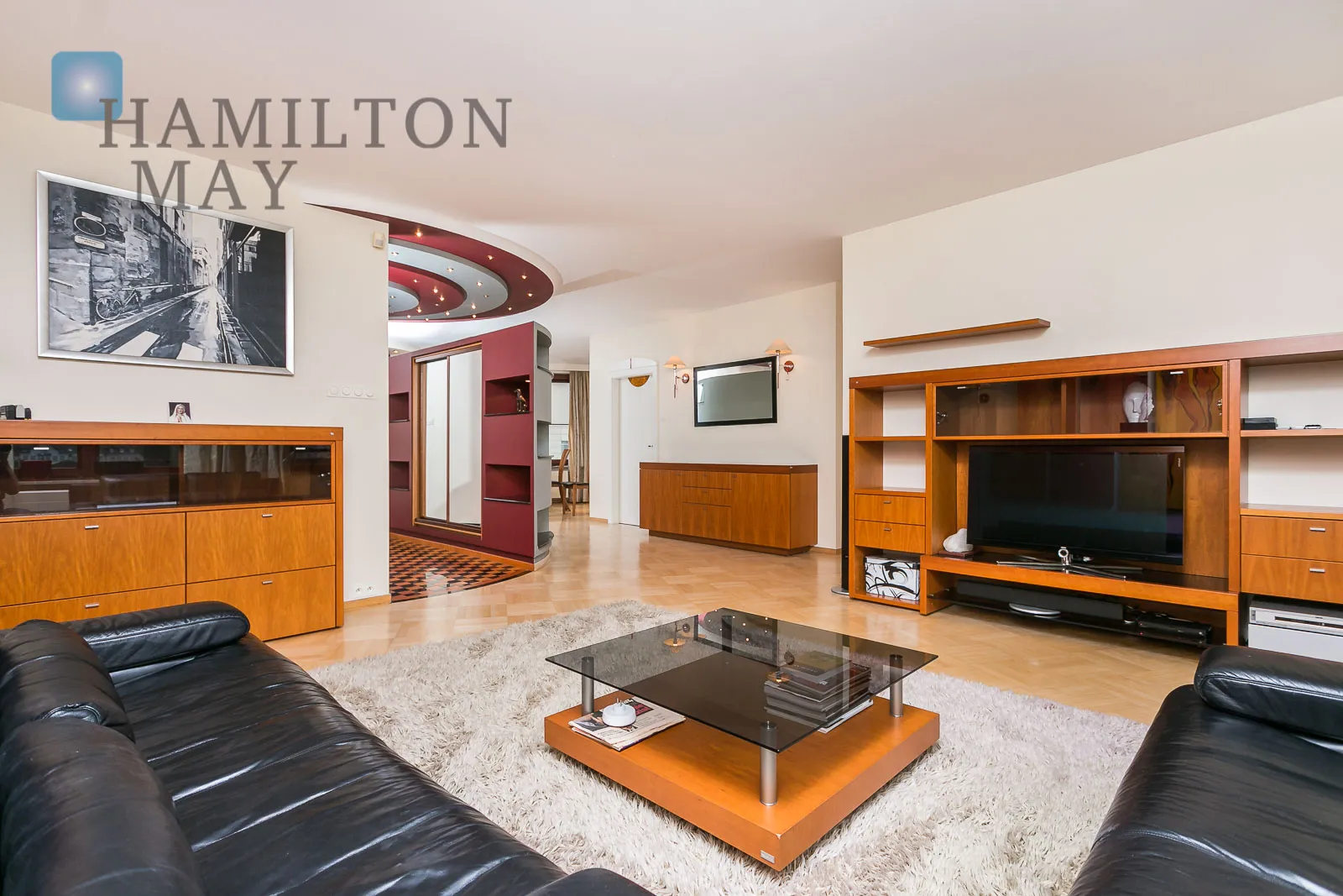 Unique apartment right by the Europejski Square - slider