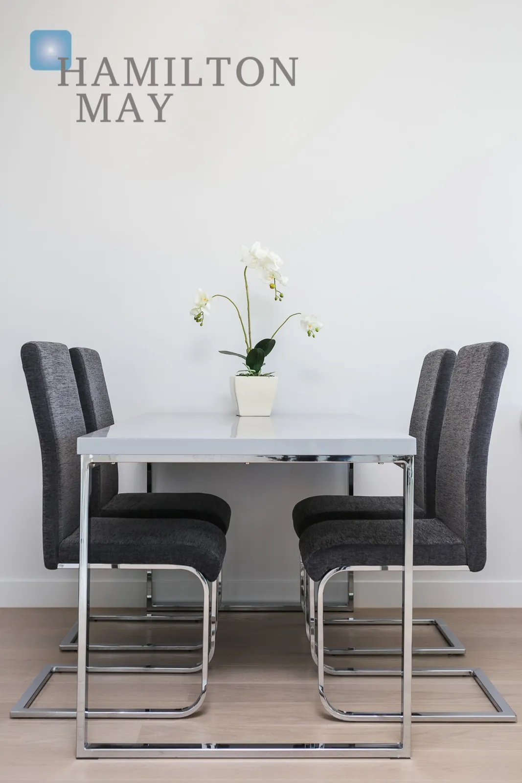 Dwupokojowy apartament w Cosmopolitan Tower z widokiem na pl. Grzybowski - slider