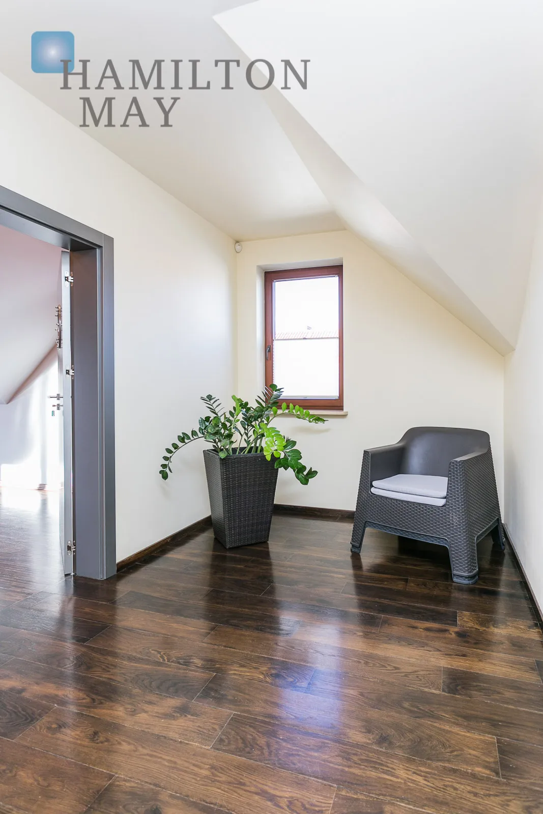 Atrakcyjny dom w zabudowie bliźniaczej na zamkniętym osiedlu na Wilanowie - slider