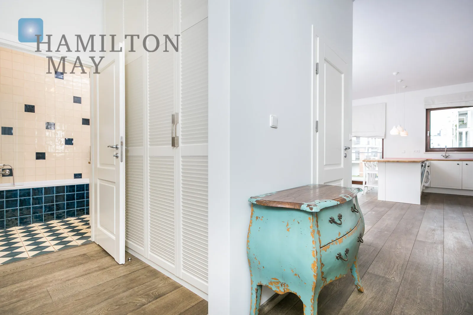 A bright, three-room apartment in the prestigious Eko Park development - slider