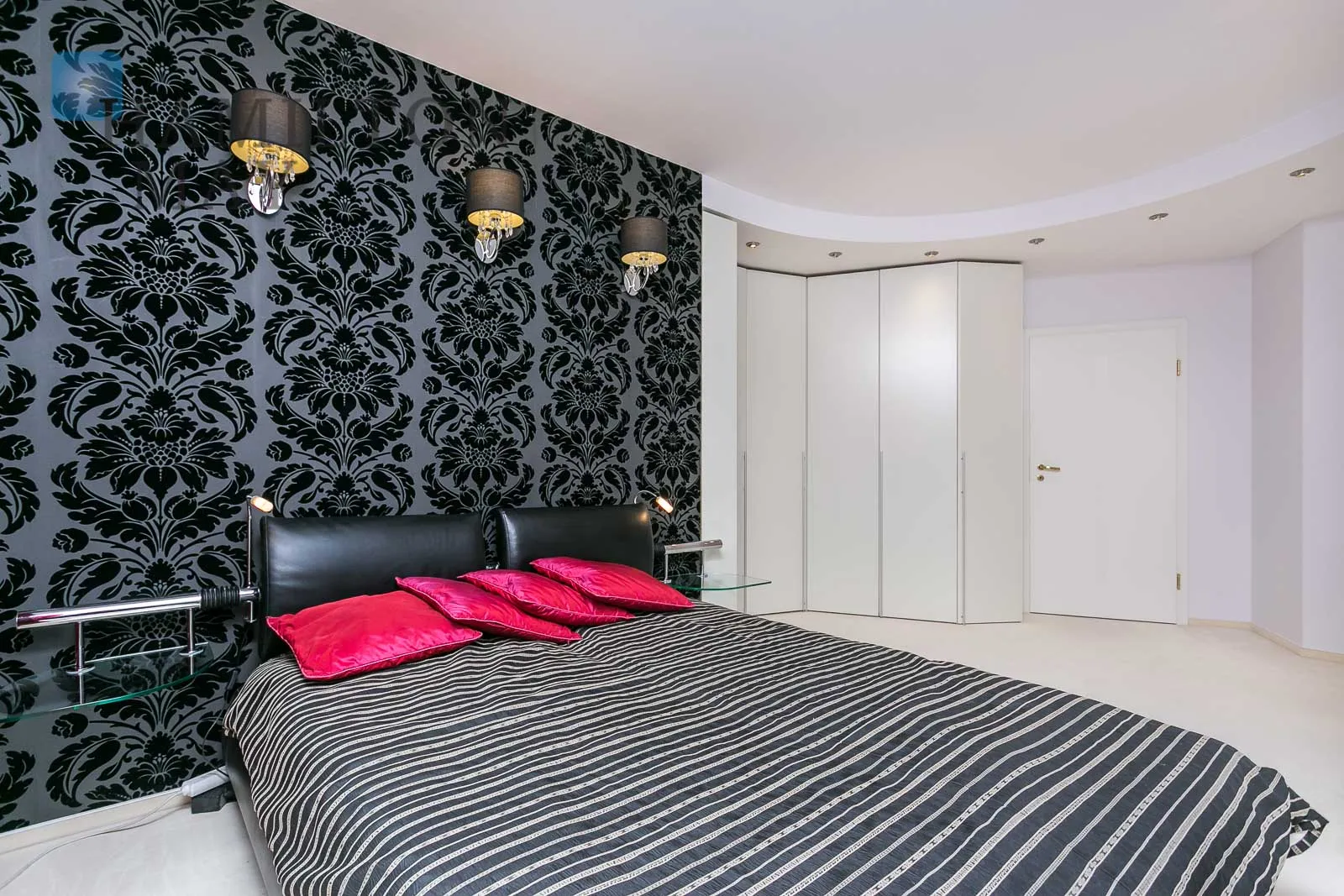 Unique apartment right by the Europejski Square - slider