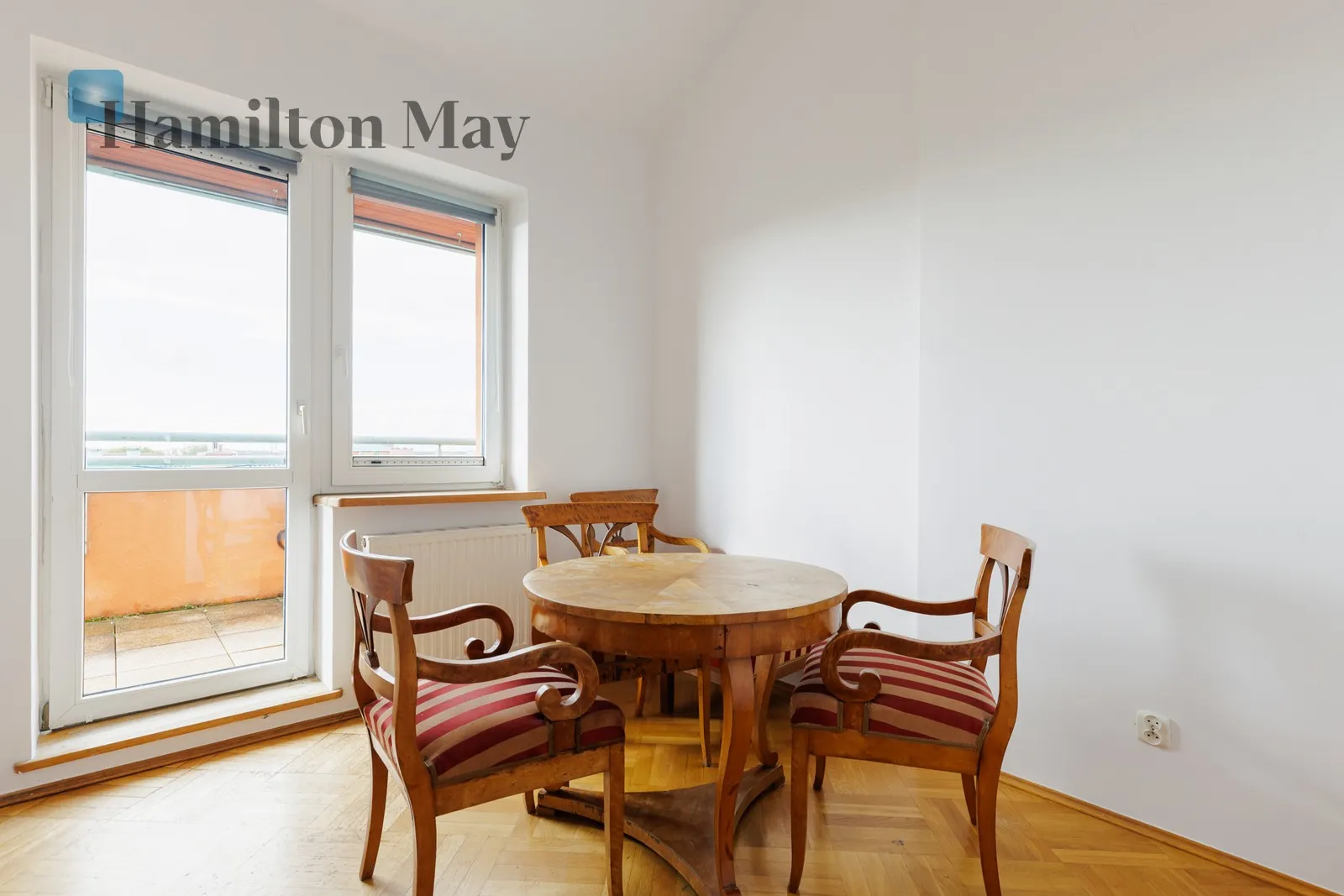 Distance to centre: 10.96 km Level: 6 Price: 4000 PLN Bedrooms: 4 Bathrooms: 2 Size: 107.9m2 - slider