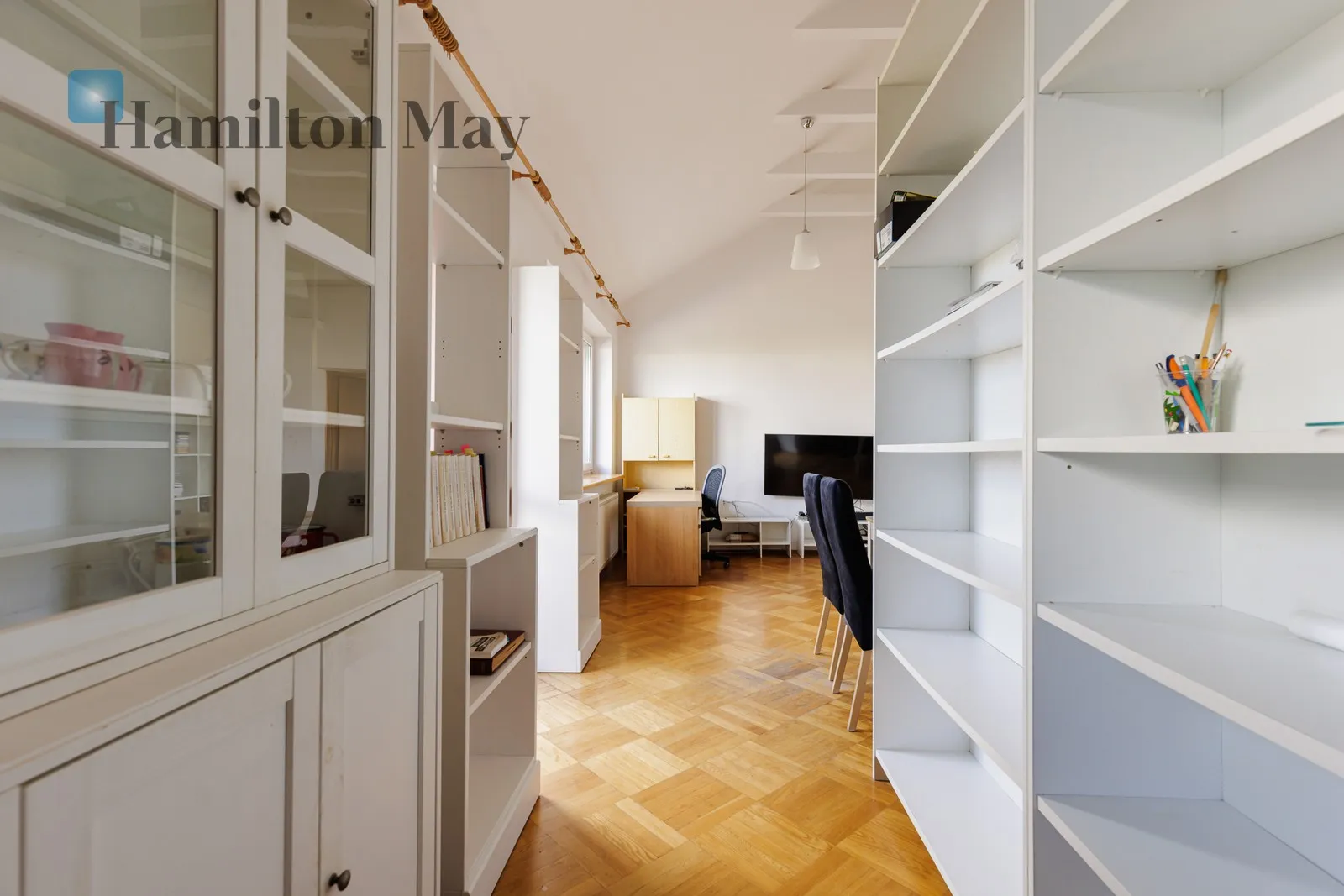 Street: Przy Bażantarni Region: Ursynów Distance to centre: 10.96 km Level: 6 Price: 4000 PLN Bedrooms: 4 Bathrooms: 2 Size: 107.9m2 - slider