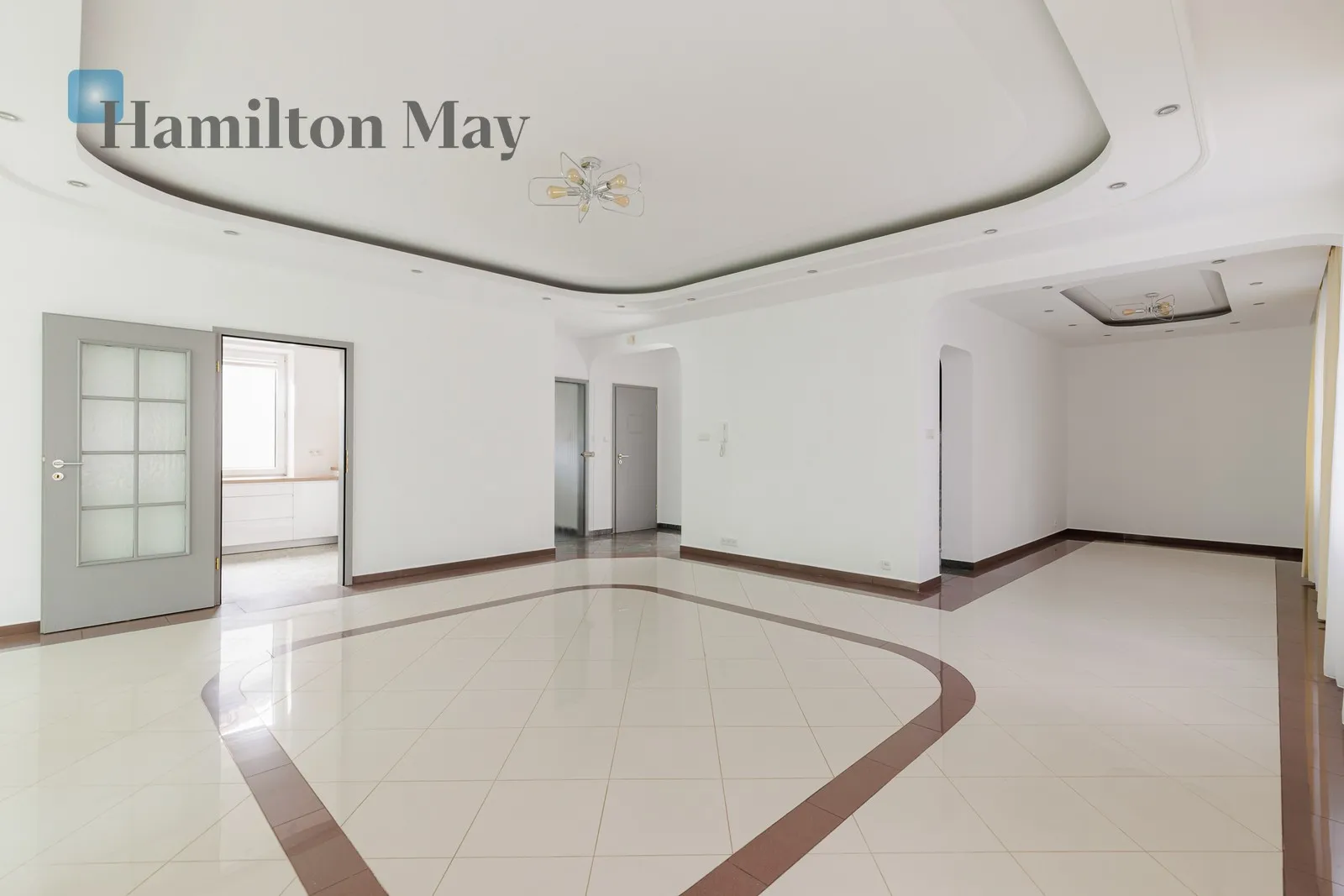 Street: Karatowa Region: Włochy Subregion: Stare Włochy Distance to centre: 6.86 km Price: 15000 PLN Bedrooms: 8 Bathrooms: 3 Plot size: 400m2 - slider
