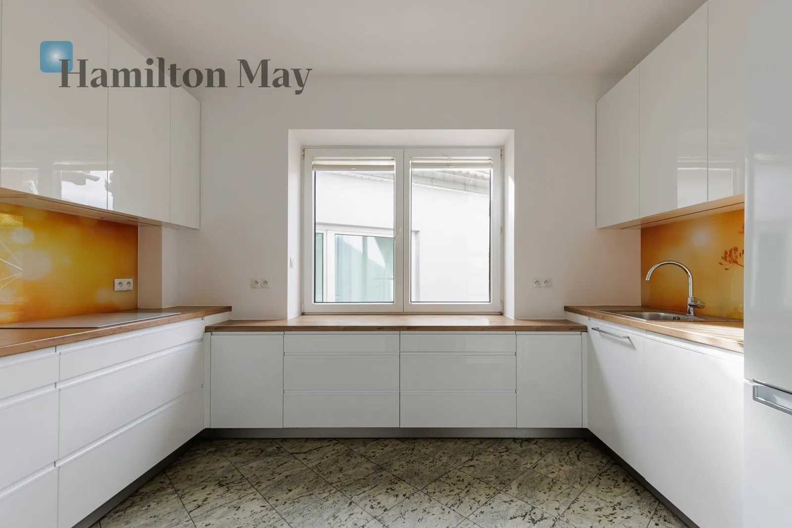 City: Warszawa Street: Karatowa Region: Włochy Subregion: Stare Włochy Distance to centre: 6.86 km Price: 15000 PLN Bedrooms: 8 - slider