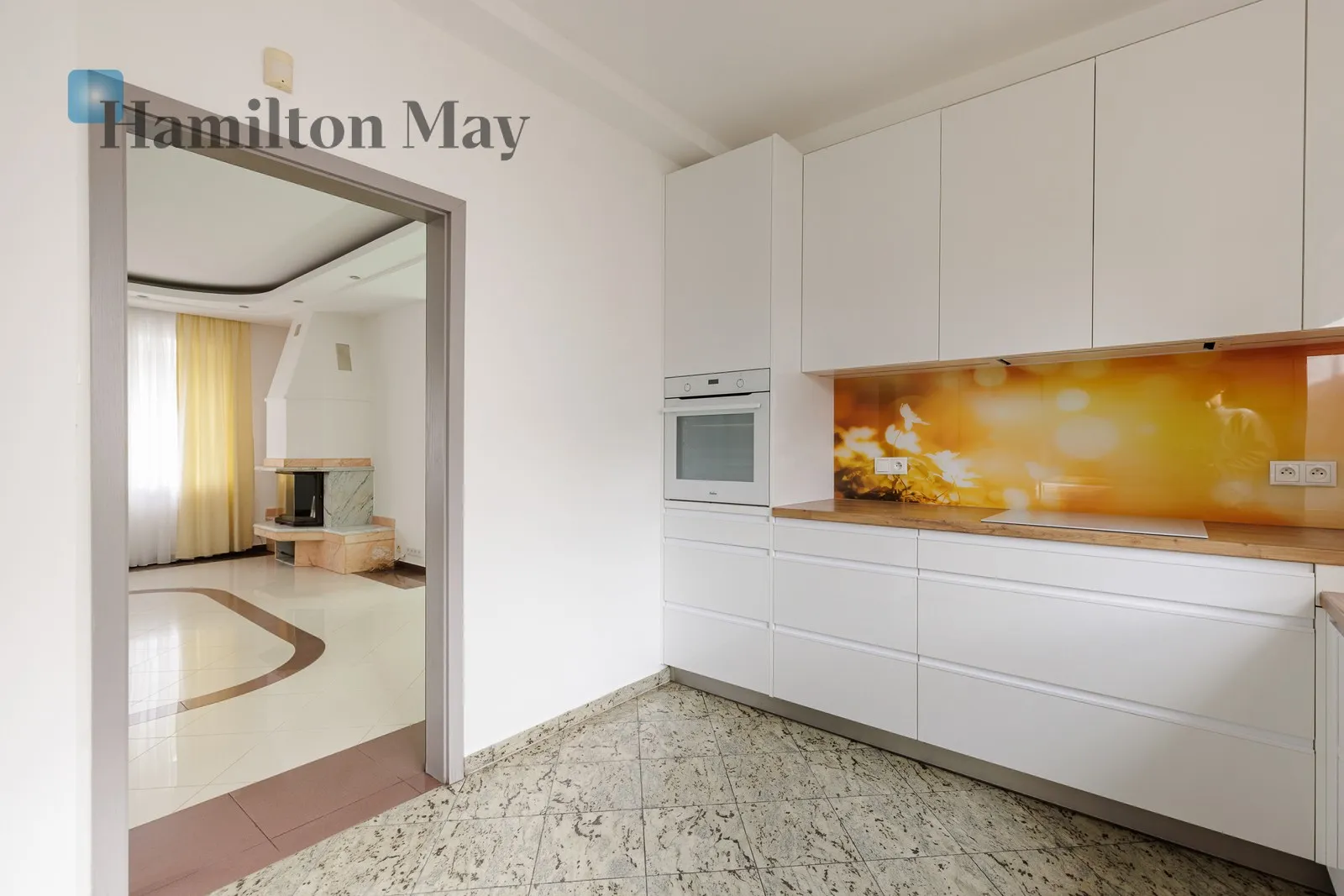 Street: Karatowa Region: Włochy Subregion: Stare Włochy Distance to centre: 6.86 km Price: 15000 PLN Bedrooms: 8 Bathrooms: 3 - slider