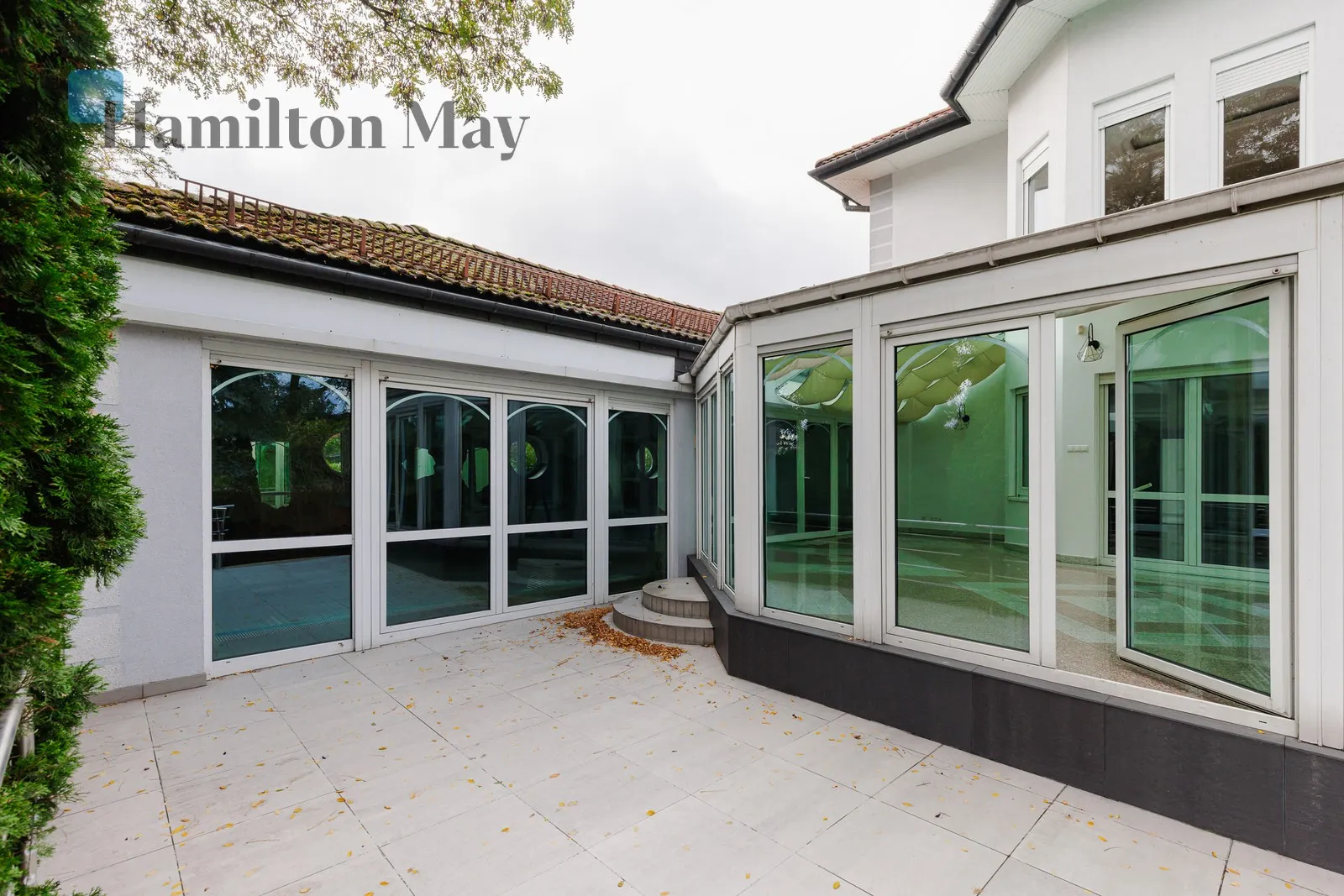 Price: 15000 PLN Bedrooms: 8 Bathrooms: 3 Plot size: 400m2 - slider