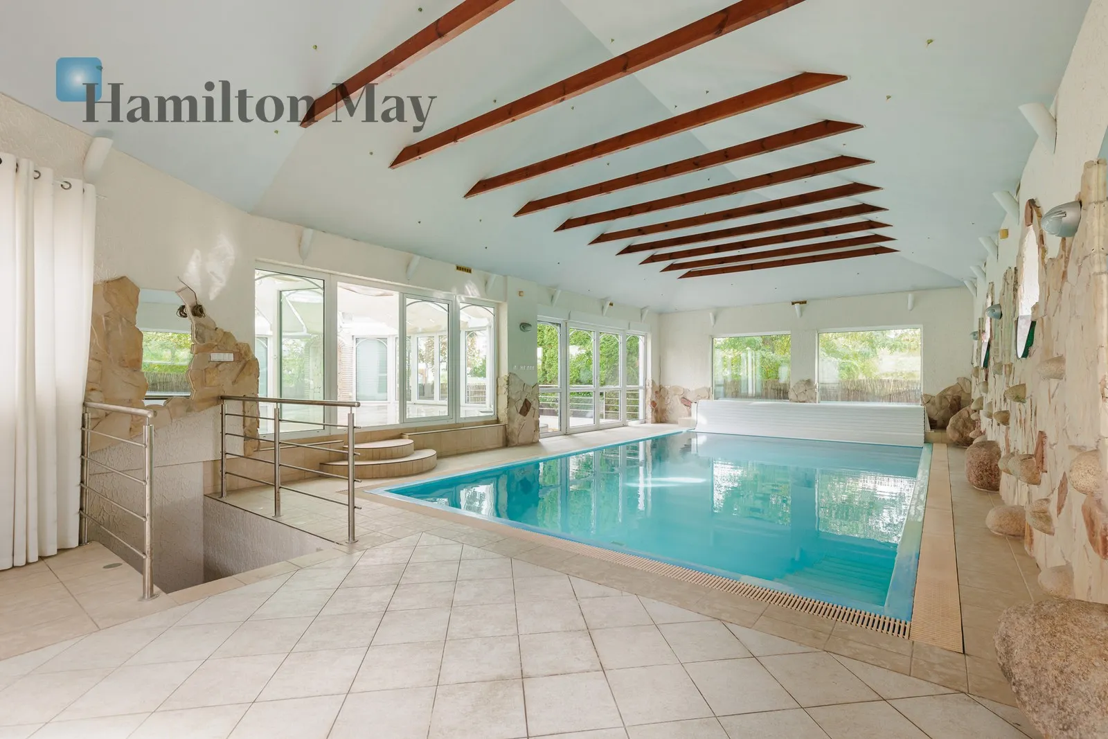 Street: Karatowa Region: Włochy Subregion: Stare Włochy Distance to centre: 6.86 km Price: 15000 PLN Bedrooms: 8 Bathrooms: 3 Plot size: 400m2 Price/m2: 50 PLN - slider