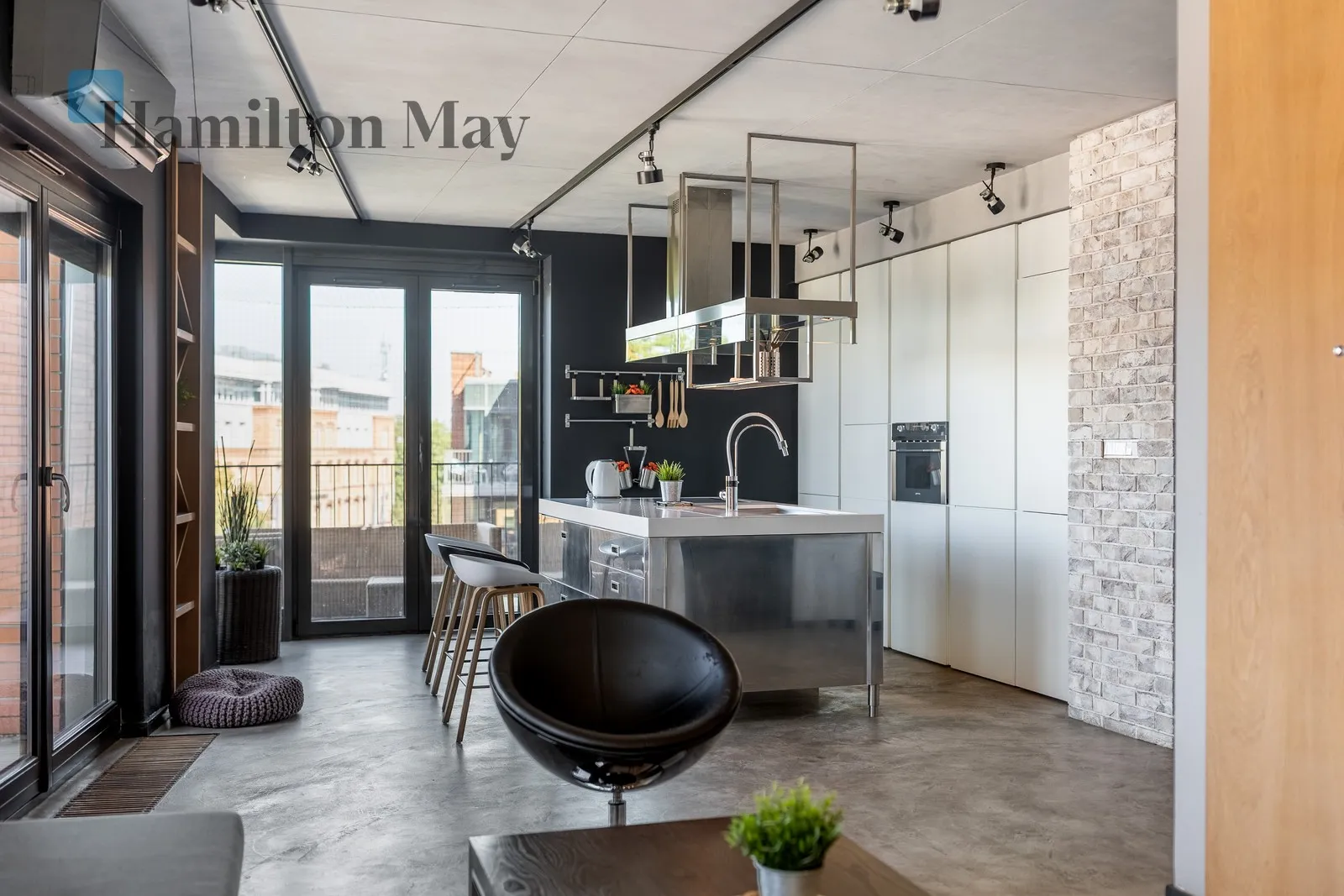Unique, 3-room apartment in Angel City - slider