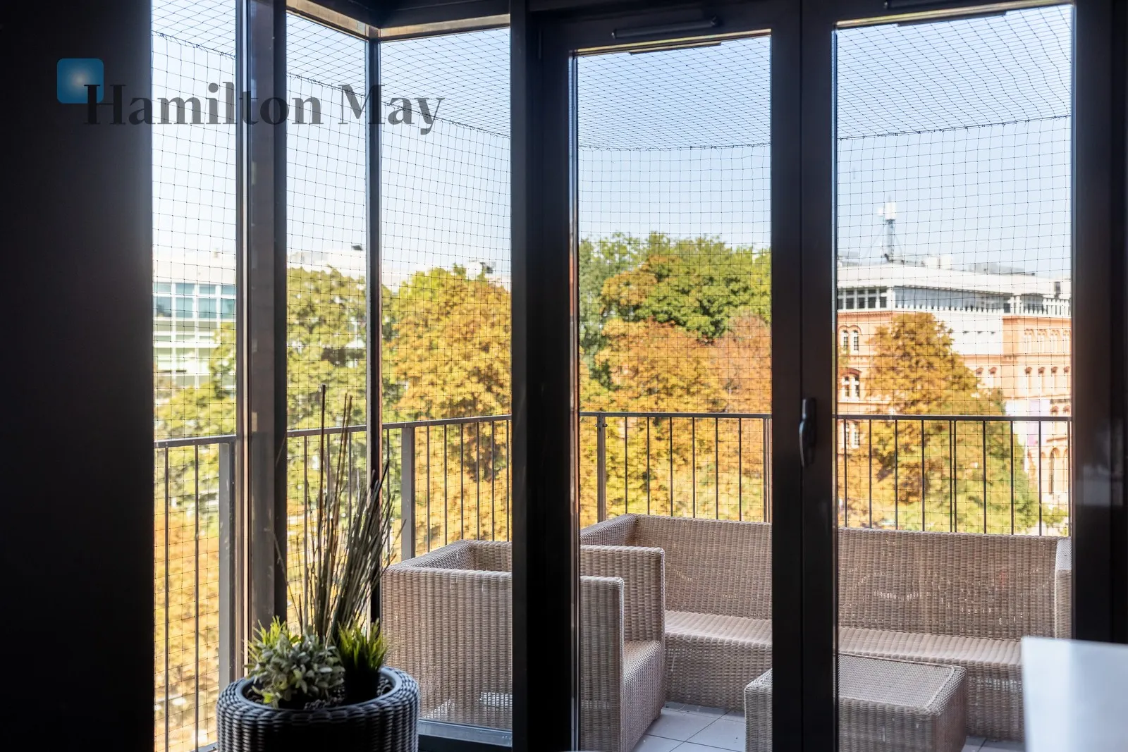 Unique, 3-room apartment in Angel City - slider
