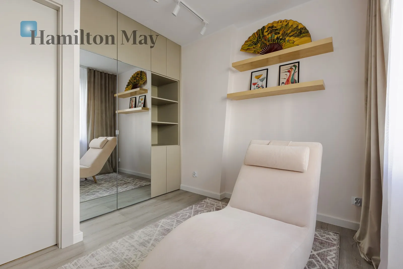 Region: Mokotów Distance to centre: 5.85 km Level: 1 Price: 7500 PLN Bedrooms: 3 Bathrooms: 1 - slider