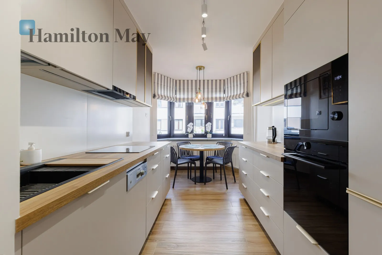 City: Warszawa Street: Konstancińska Region: Mokotów Distance to centre: 5.85 km Level: 1 Price: 7500 PLN Bedrooms: 3 Bathrooms: 1 Size: 80m2 - slider