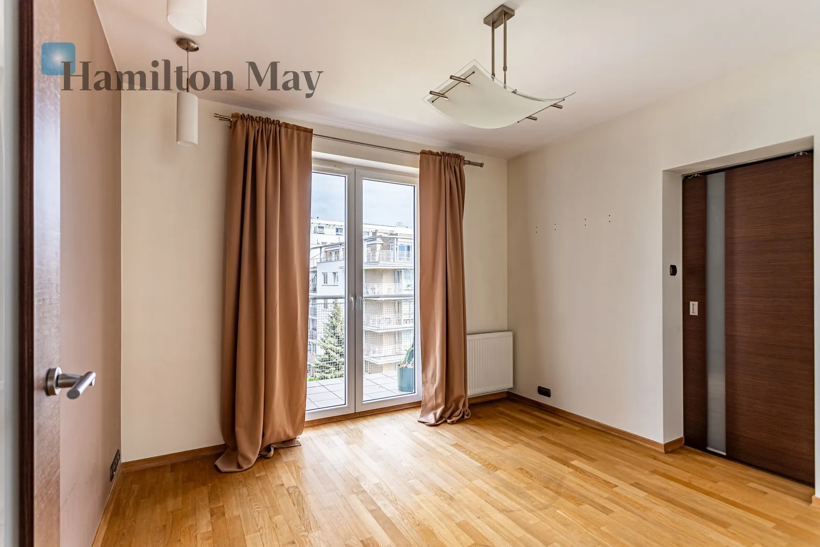 Street: Zawiszy Region: Wola Subregion: Młynów Distance to centre: 3.83 km Level: 4 Price: 6500 PLN Bedrooms: 2 - slider