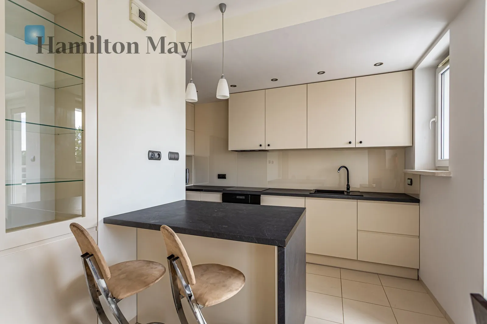 Street: Zawiszy Region: Wola Subregion: Młynów Distance to centre: 3.83 km Level: 4 Price: 6500 PLN Bedrooms: 2 Bathrooms: 1 Size: 79m2 - slider